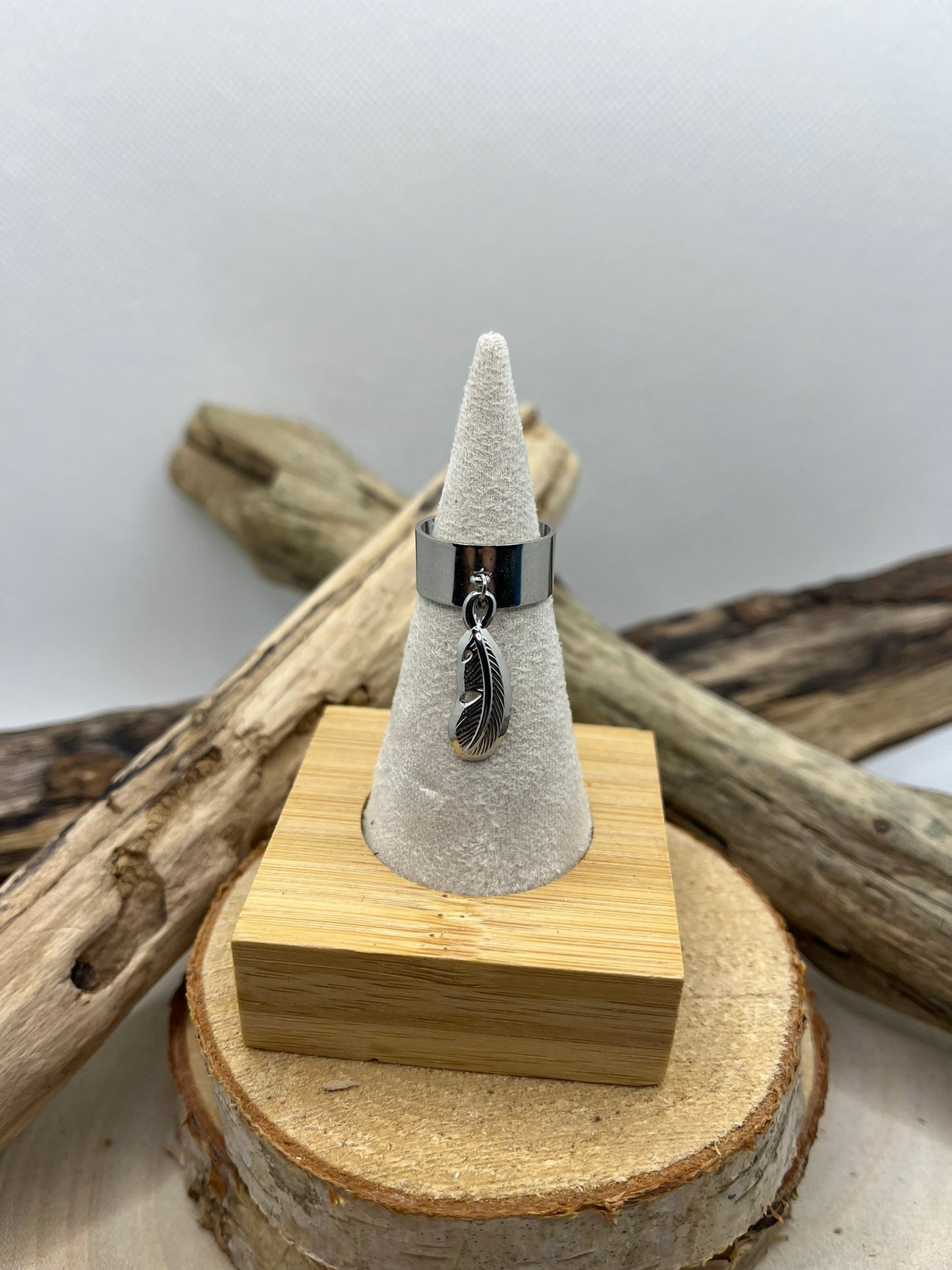 Bague acier inoxydable  breloque Plume et ajustable à la mode - Doré ou en Argenté