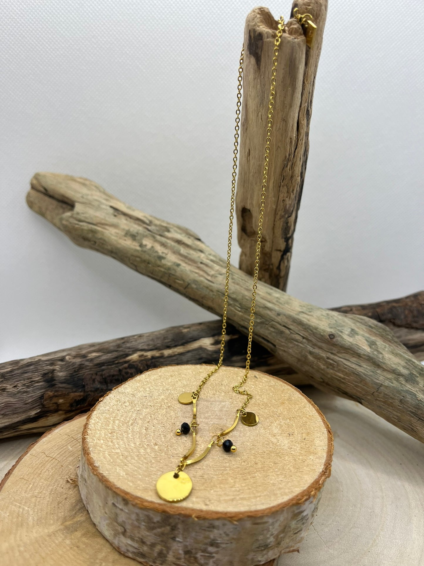 Collier Femme Chaine fine orné d'un pendentif doré et de perles noir - Acier inoxydable Doré