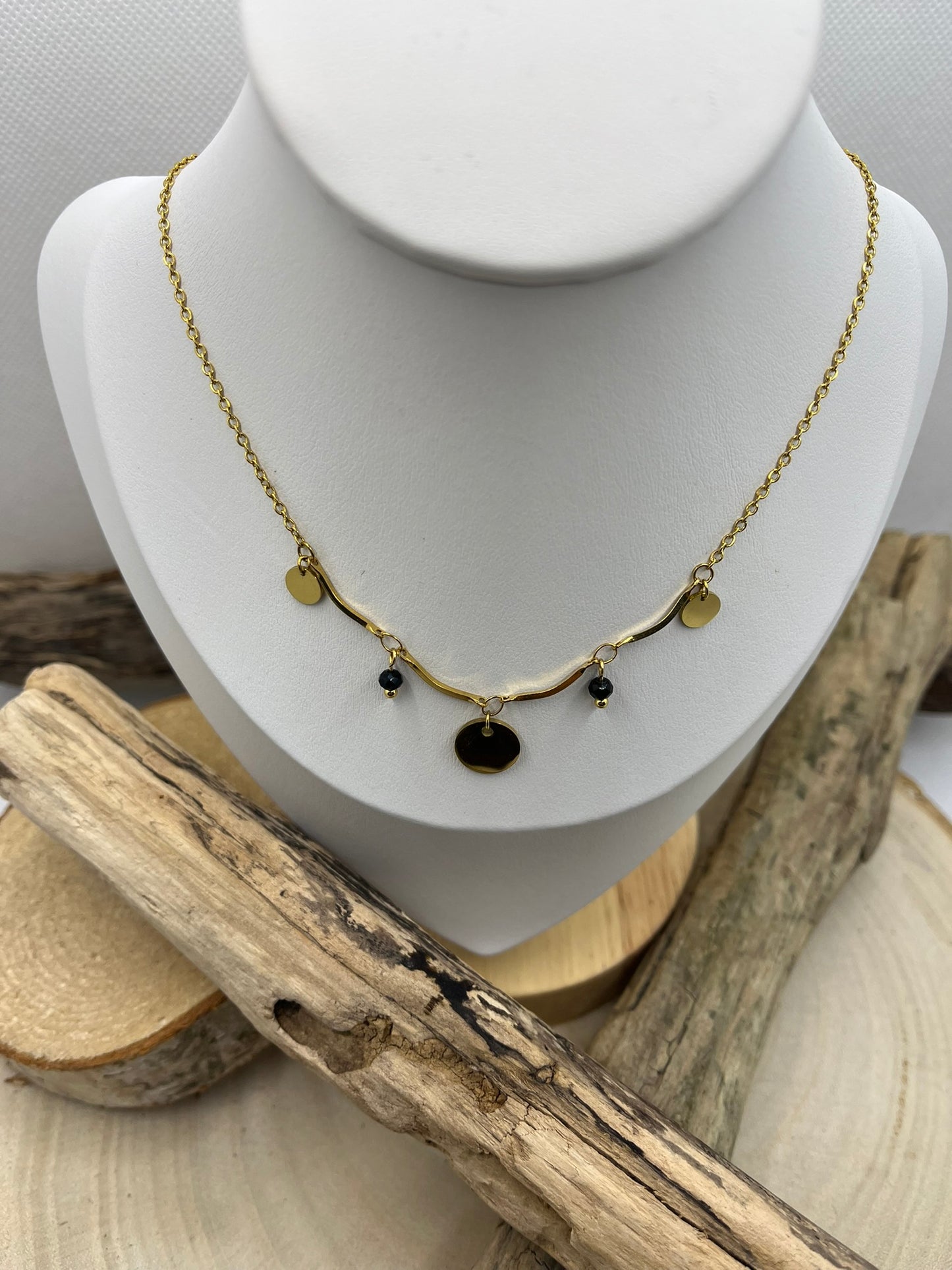 Collier Femme Chaine fine orné d'un pendentif doré et de perles noir - Acier inoxydable Doré