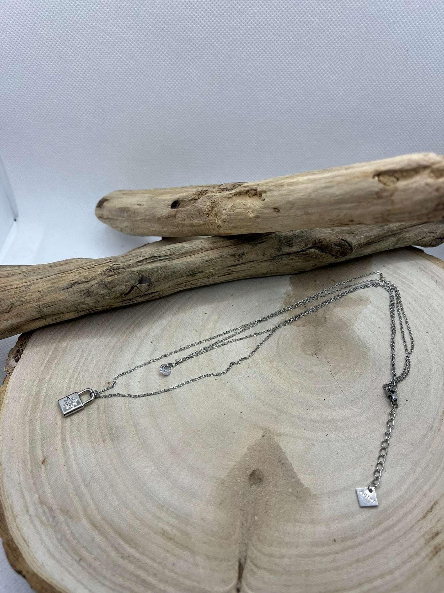 Collier Femme élégant sur 2 Chaines avec un Pendentif strass brillant et un cadenas - Acier Inoxydable Argenté