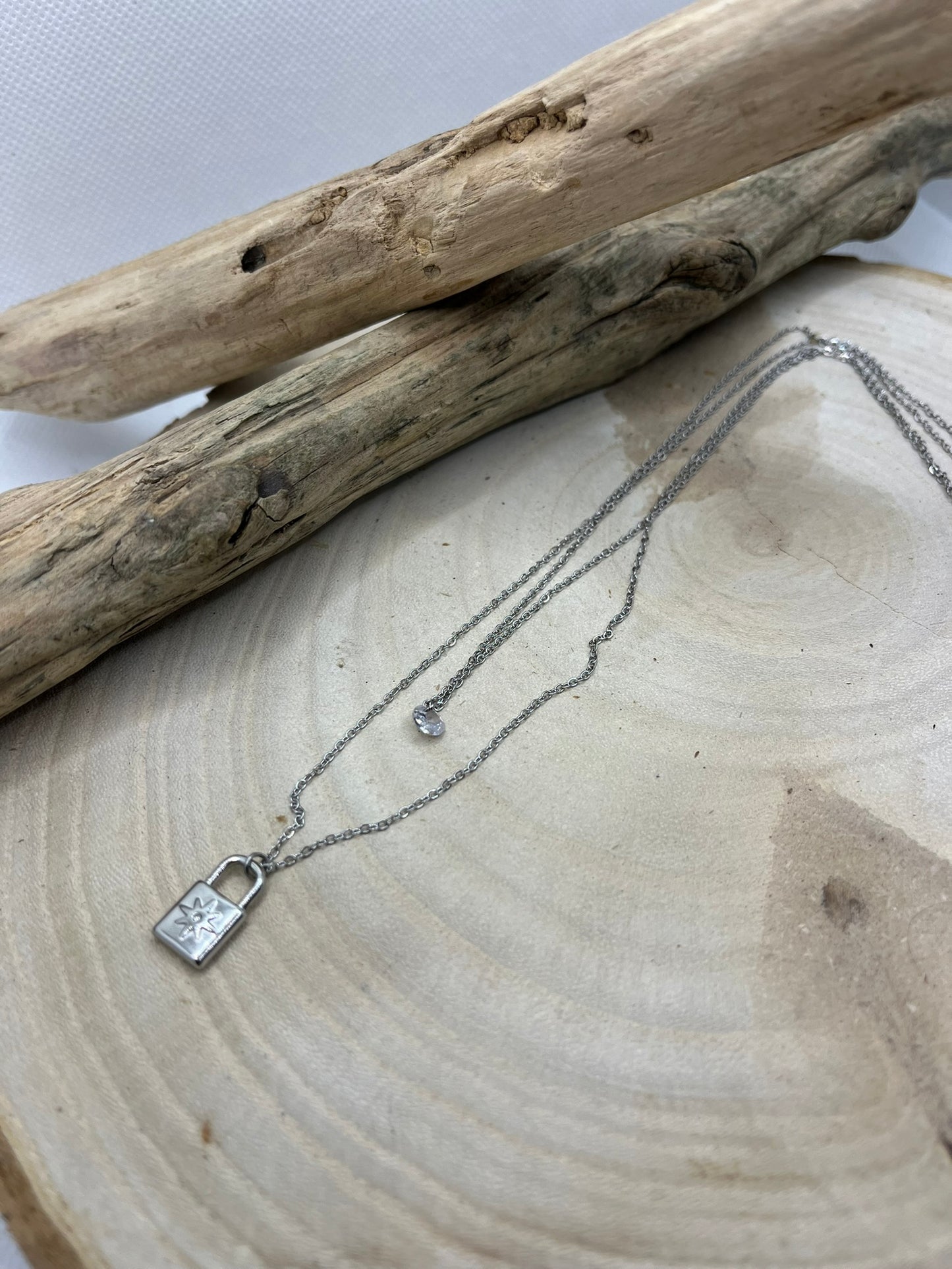 Collier Femme élégant sur 2 Chaines avec un Pendentif strass brillant et un cadenas - Acier Inoxydable Argenté
