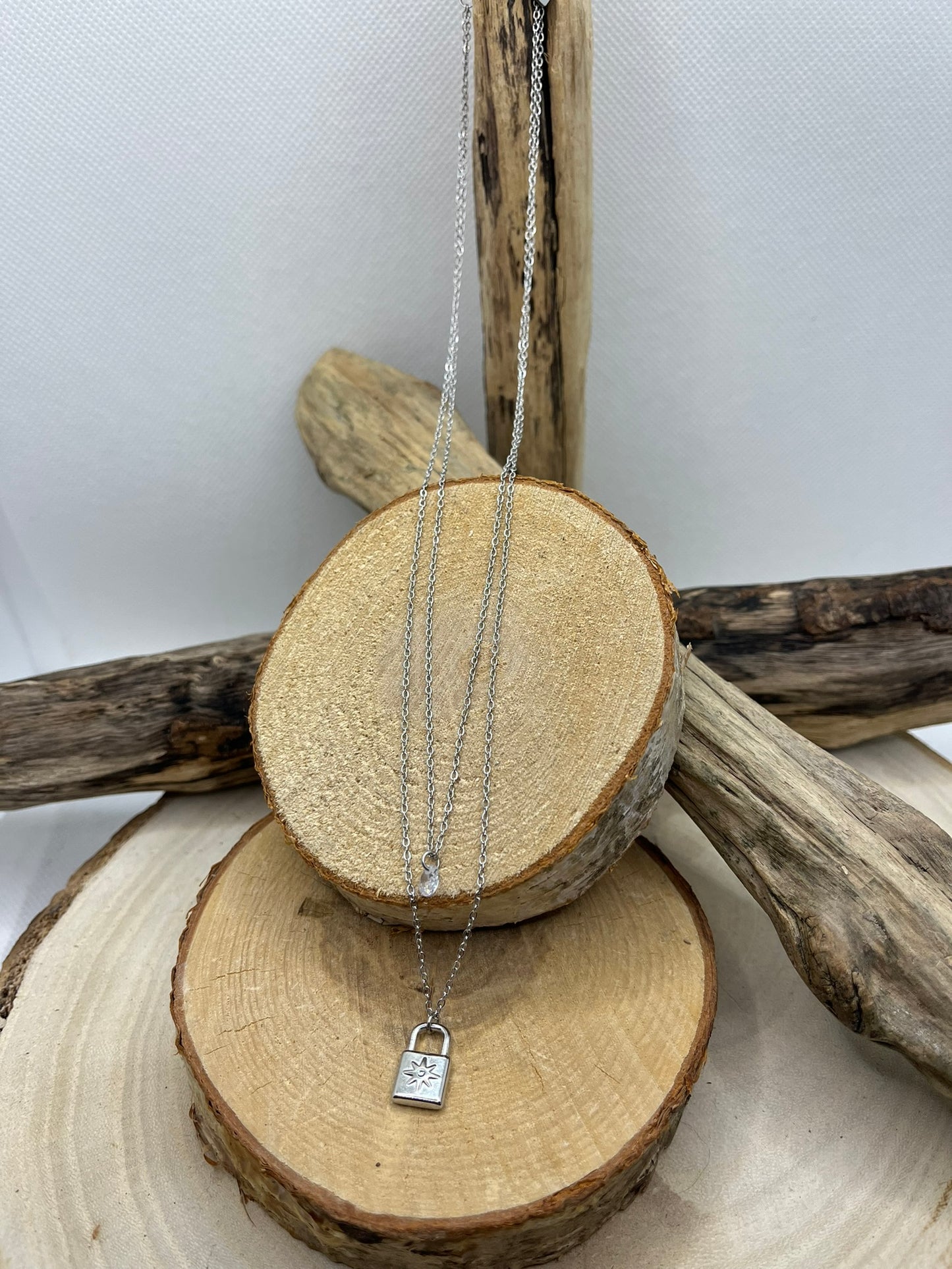 Collier Femme élégant sur 2 Chaines avec un Pendentif strass brillant et un cadenas - Acier Inoxydable Argenté