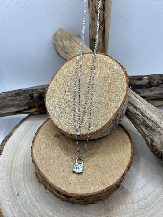 Collier Femme élégant sur 2 Chaines avec un Pendentif strass brillant et un cadenas - Acier Inoxydable Argenté