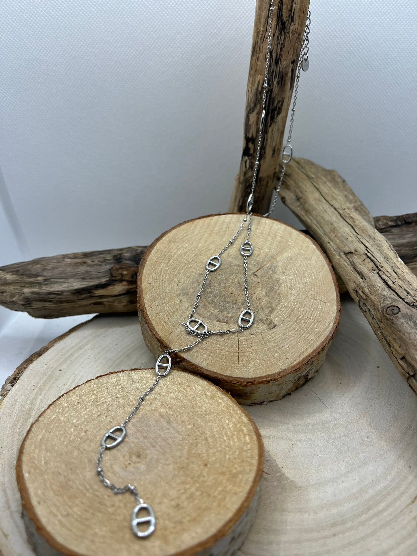 Collier Chaine fine orné de Strass et petites agrafe  - Pendentif chaine et ses petite agrafe - Acier inoxydable Argent
