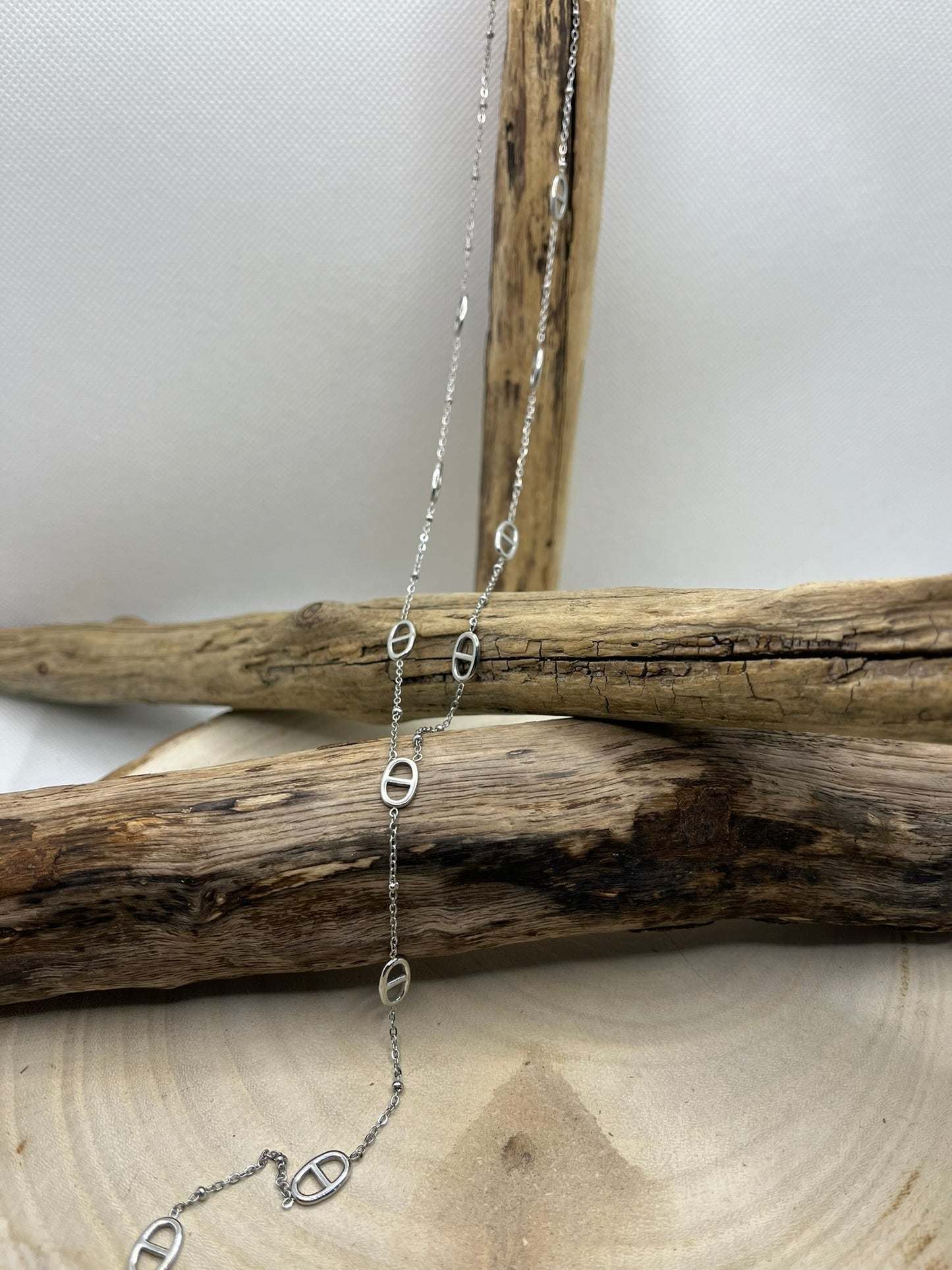 Collier Chaine fine orné de Strass et petites agrafe  - Pendentif chaine et ses petite agrafe - Acier inoxydable Argent