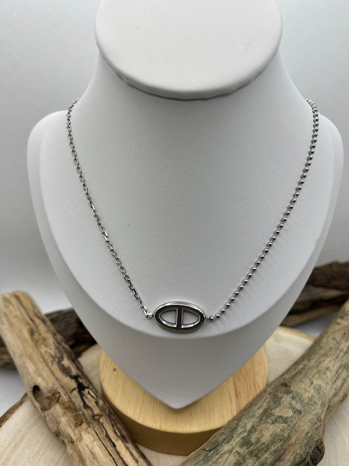 Collier Chaine fine élégant - pendentif style Agrafe - Acier inoxydable dorée ou en Argenté