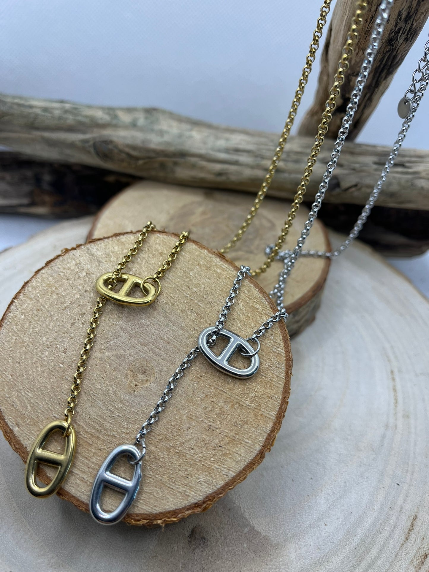 Collier Chaine fine Chic - Pendentif style agrafe - Acier Inoxydable dorée ou de couleur Argent