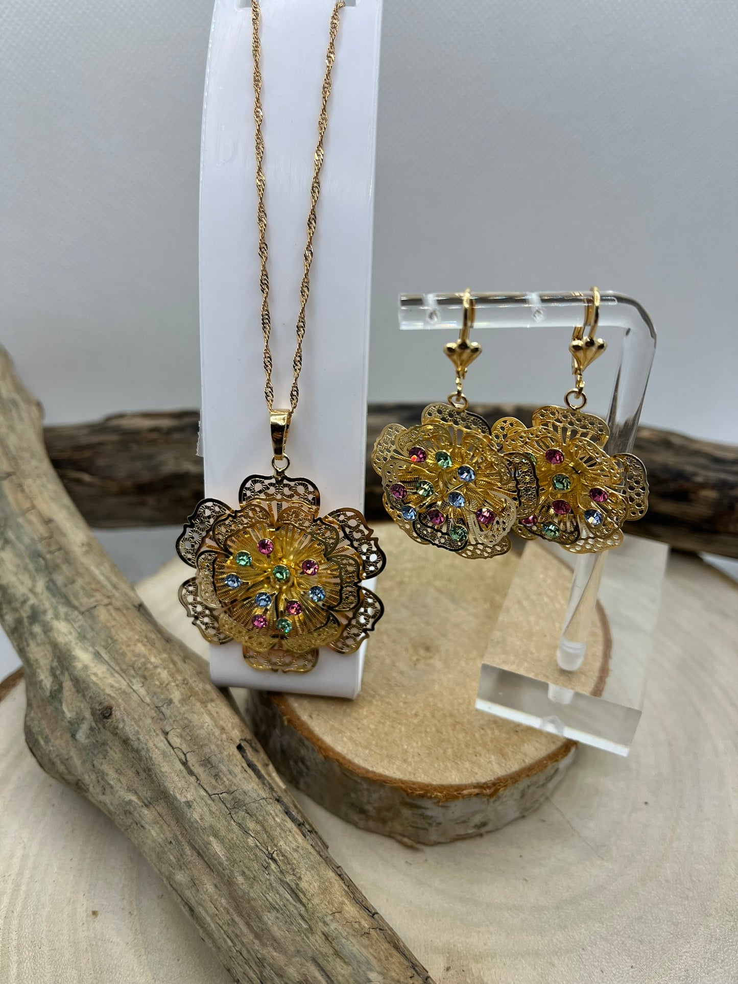 Ensemble Bijoux Femme Collier Chaine + Boucles d'oreilles - Pendentif fleur orné de strass couleur brillant - Acier inoxydable Doré
