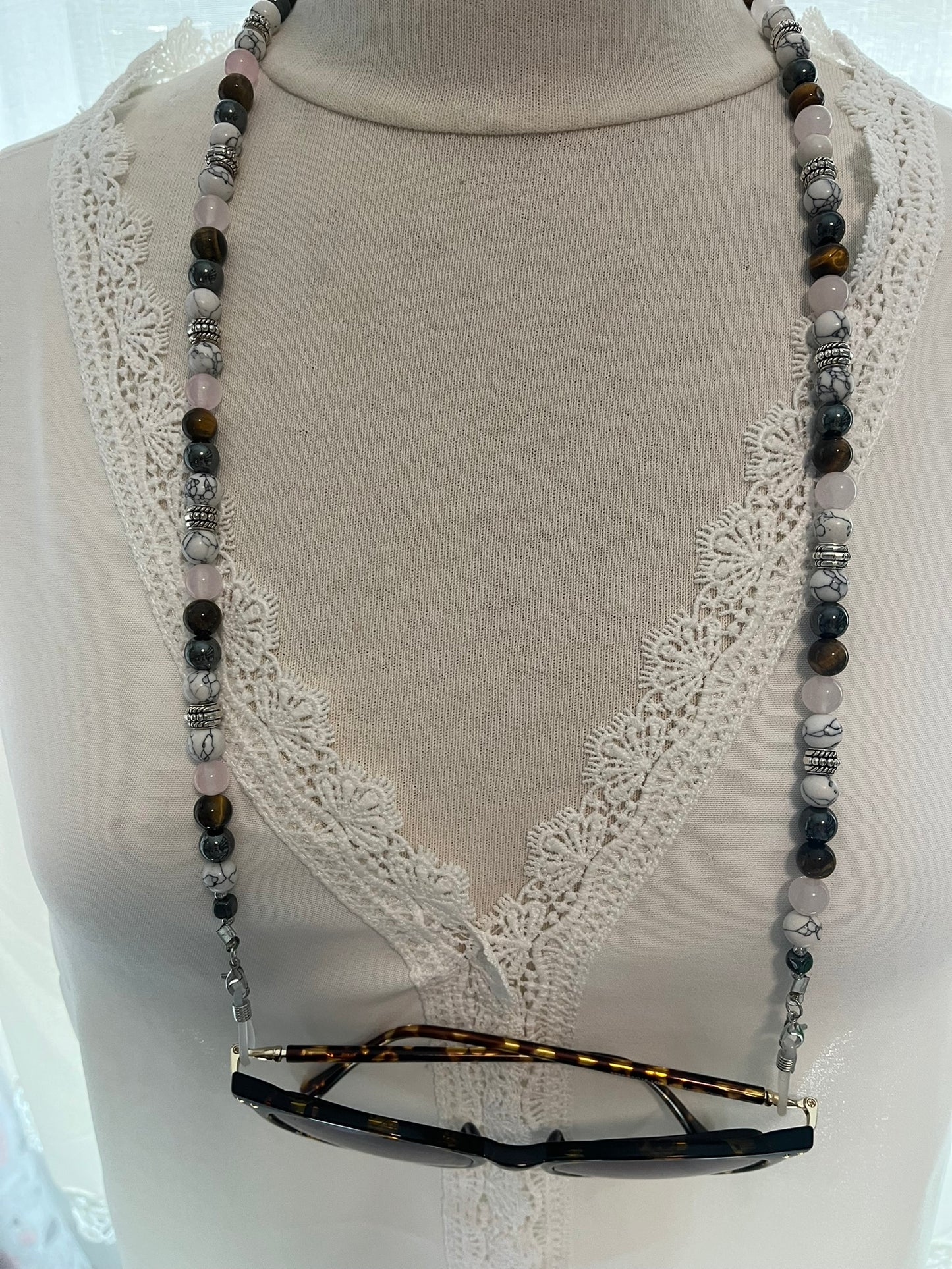 Cordon à Lunette en Perles de Pierres Naturelles - Howlite, hématite, Oeil de Tigre et Quartz rose - Fait Main