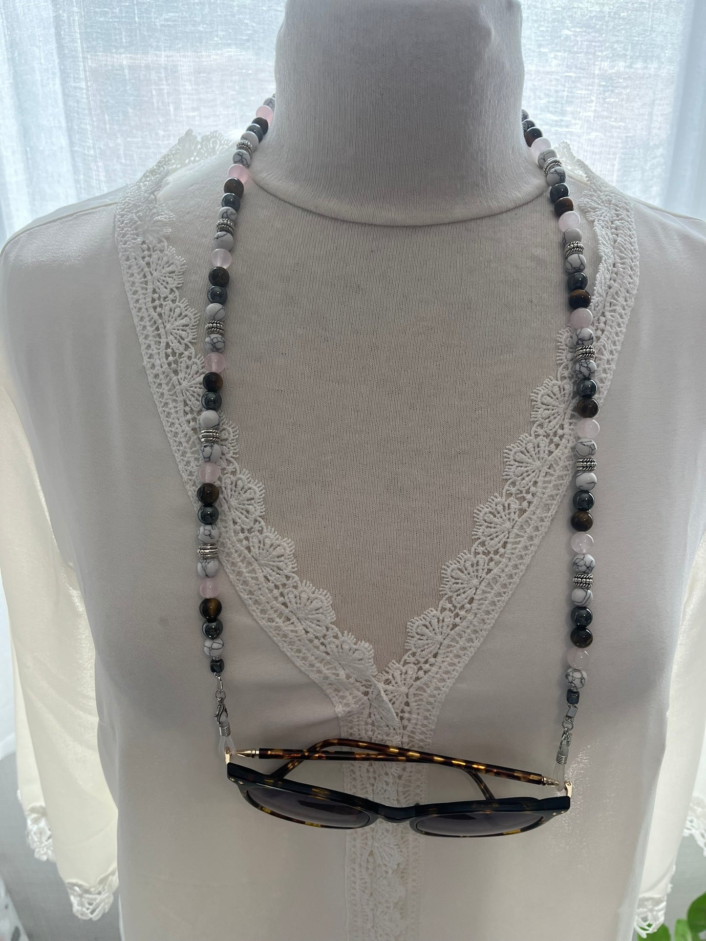 Cordon à Lunette en Perles de Pierres Naturelles - Howlite, hématite, Oeil de Tigre et Quartz rose - Fait Main