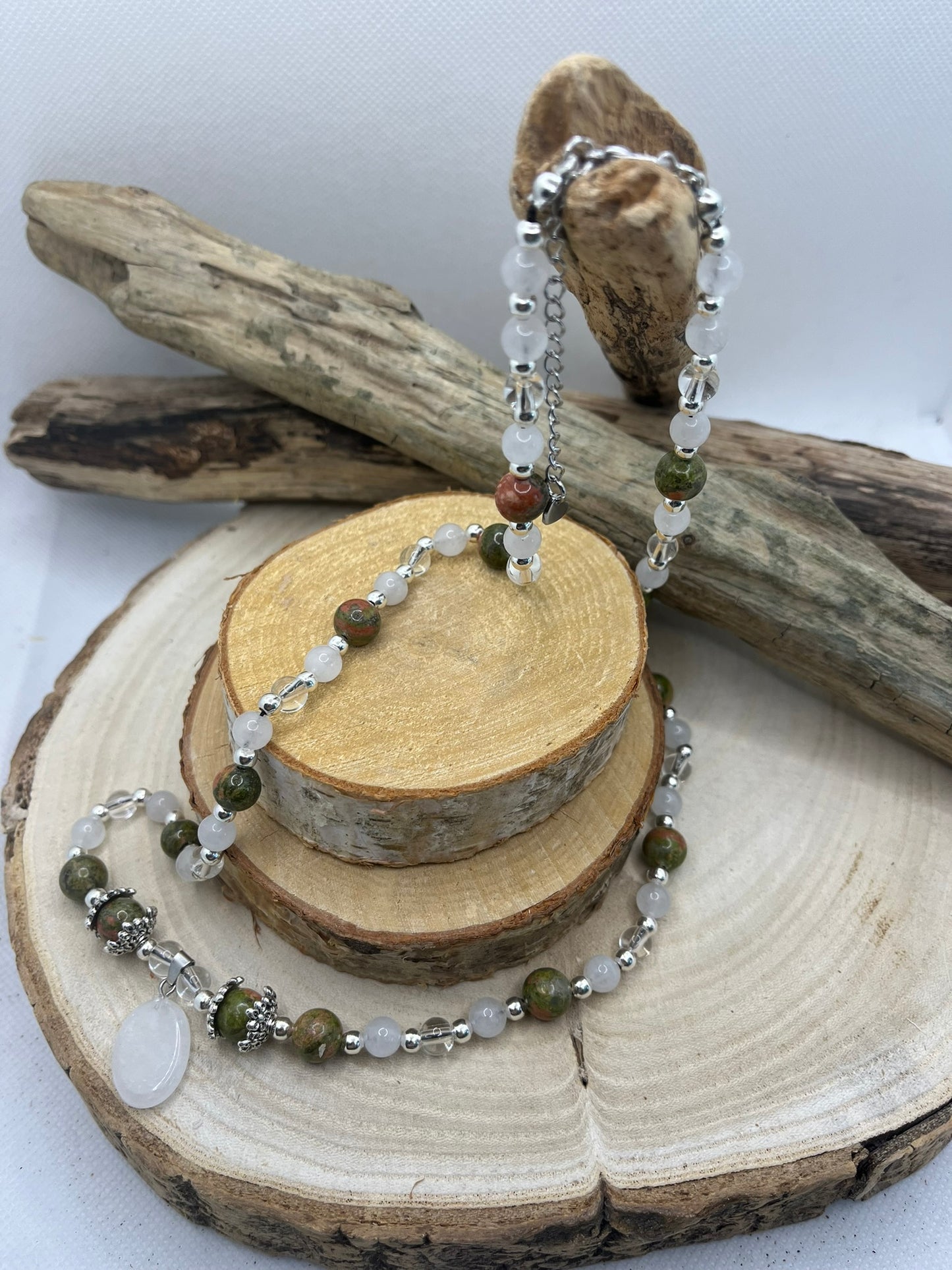 Collier en  Pierre de Lune, Unakite et Cristal de roche Orné d'un pendentif pierre de lune- Création Main