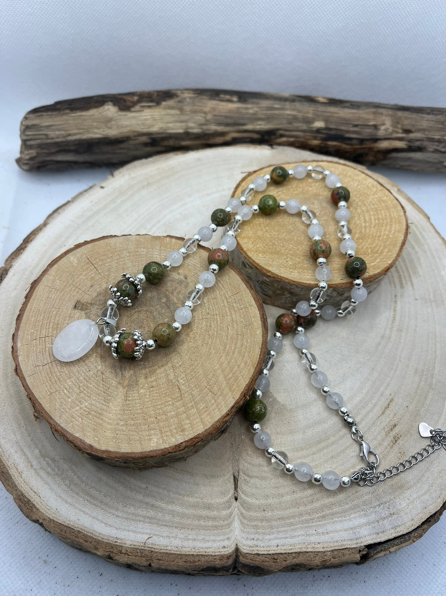 Collier en  Pierre de Lune, Unakite et Cristal de roche Orné d'un pendentif pierre de lune- Création Main