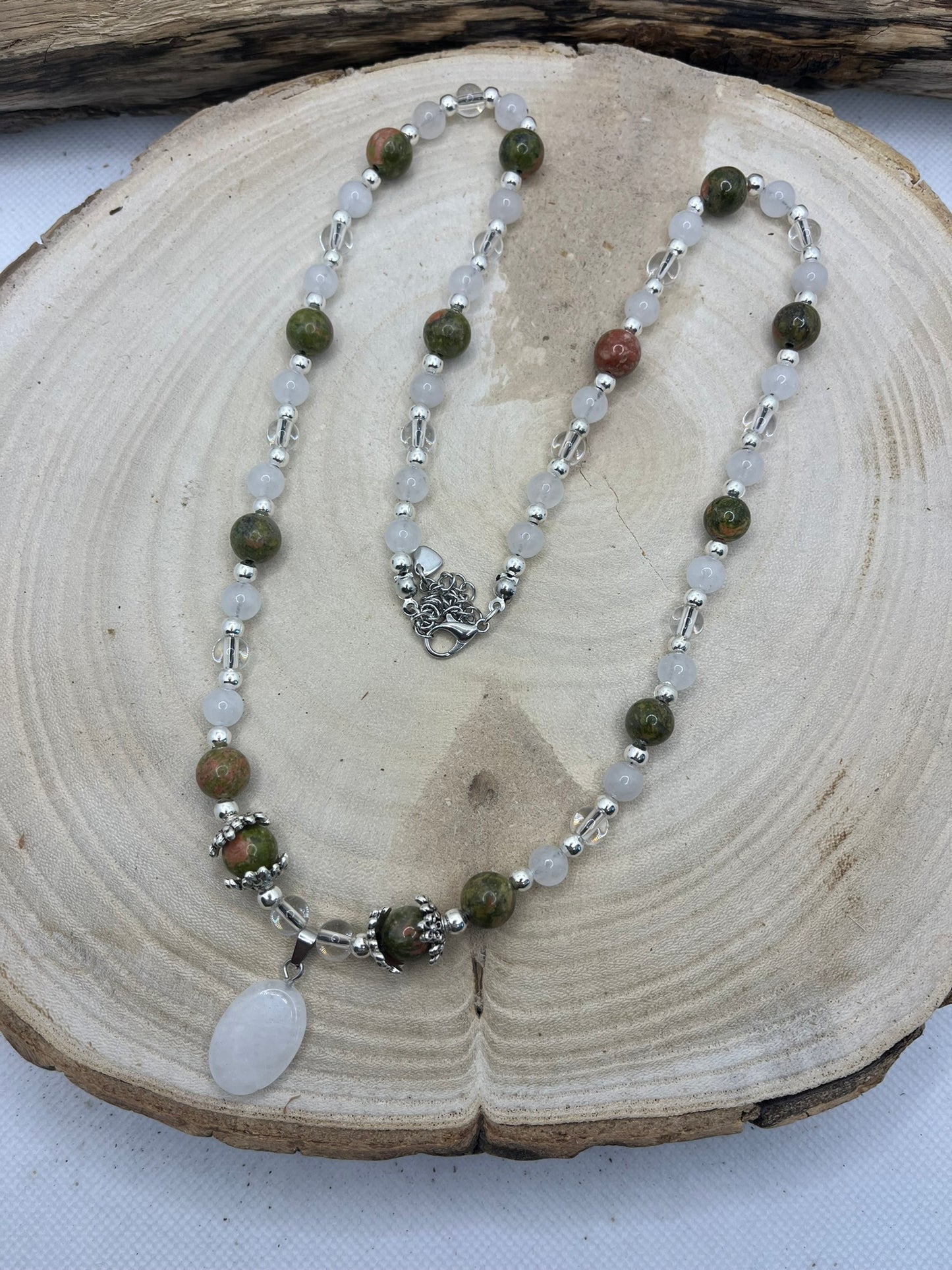 Collier en  Pierre de Lune, Unakite et Cristal de roche Orné d'un pendentif pierre de lune- Création Main