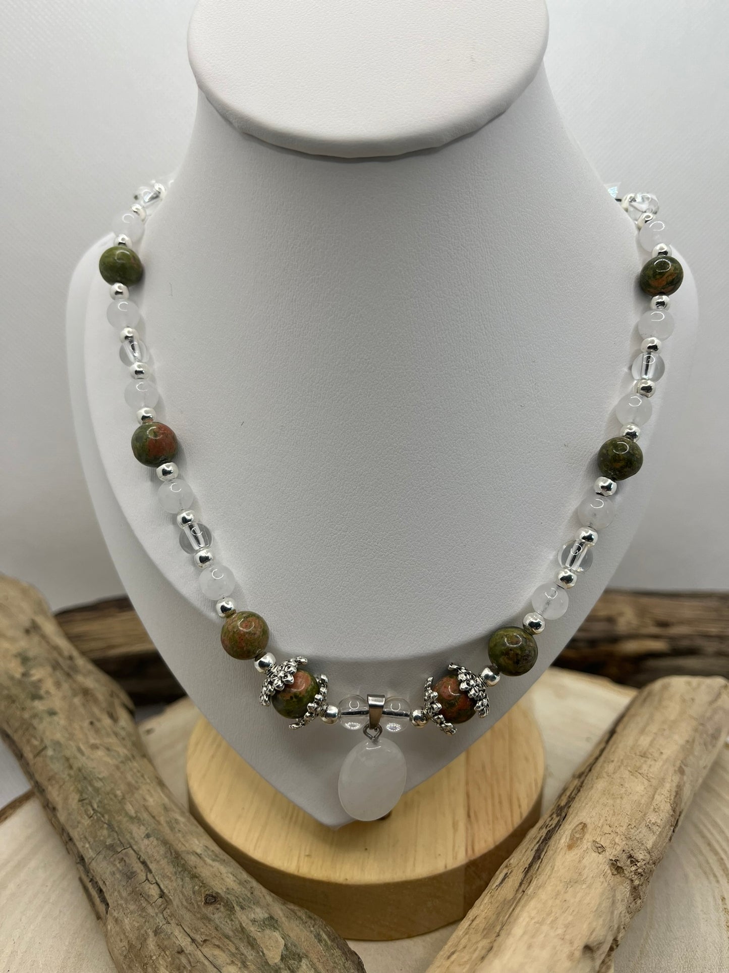 Collier en  Pierre de Lune, Unakite et Cristal de roche Orné d'un pendentif pierre de lune- Création Main
