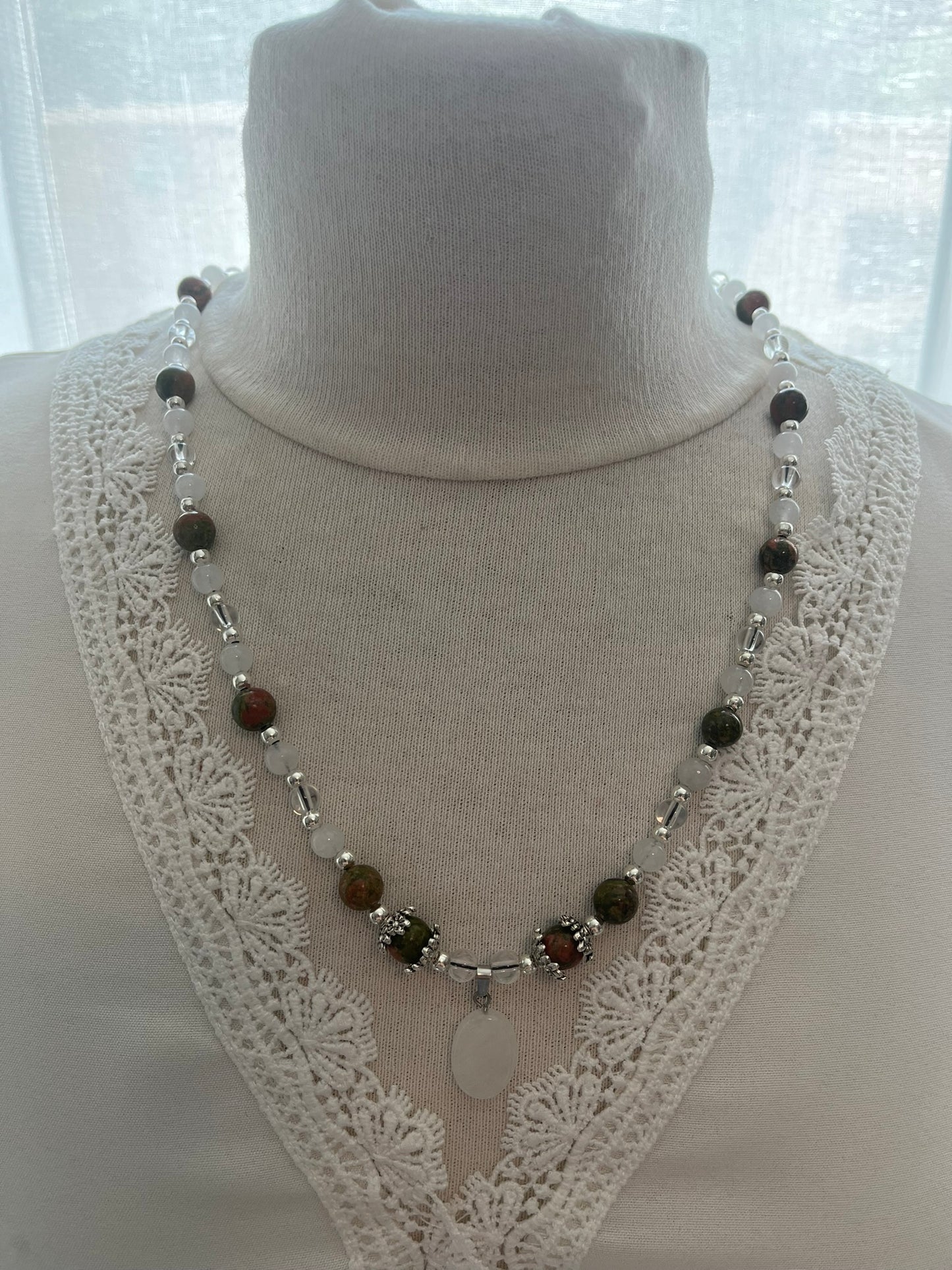 Collier en  Pierre de Lune, Unakite et Cristal de roche Orné d'un pendentif pierre de lune- Création Main
