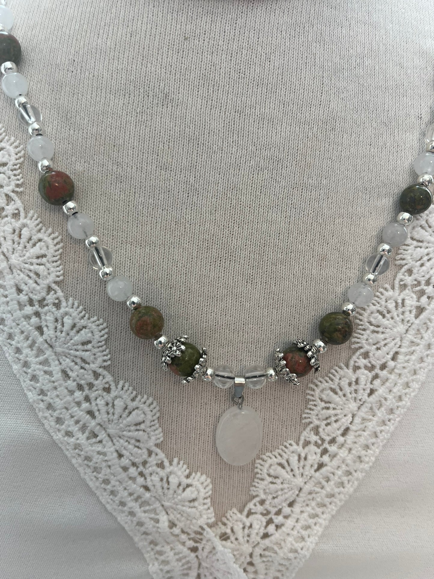 Collier en  Pierre de Lune, Unakite et Cristal de roche Orné d'un pendentif pierre de lune- Création Main