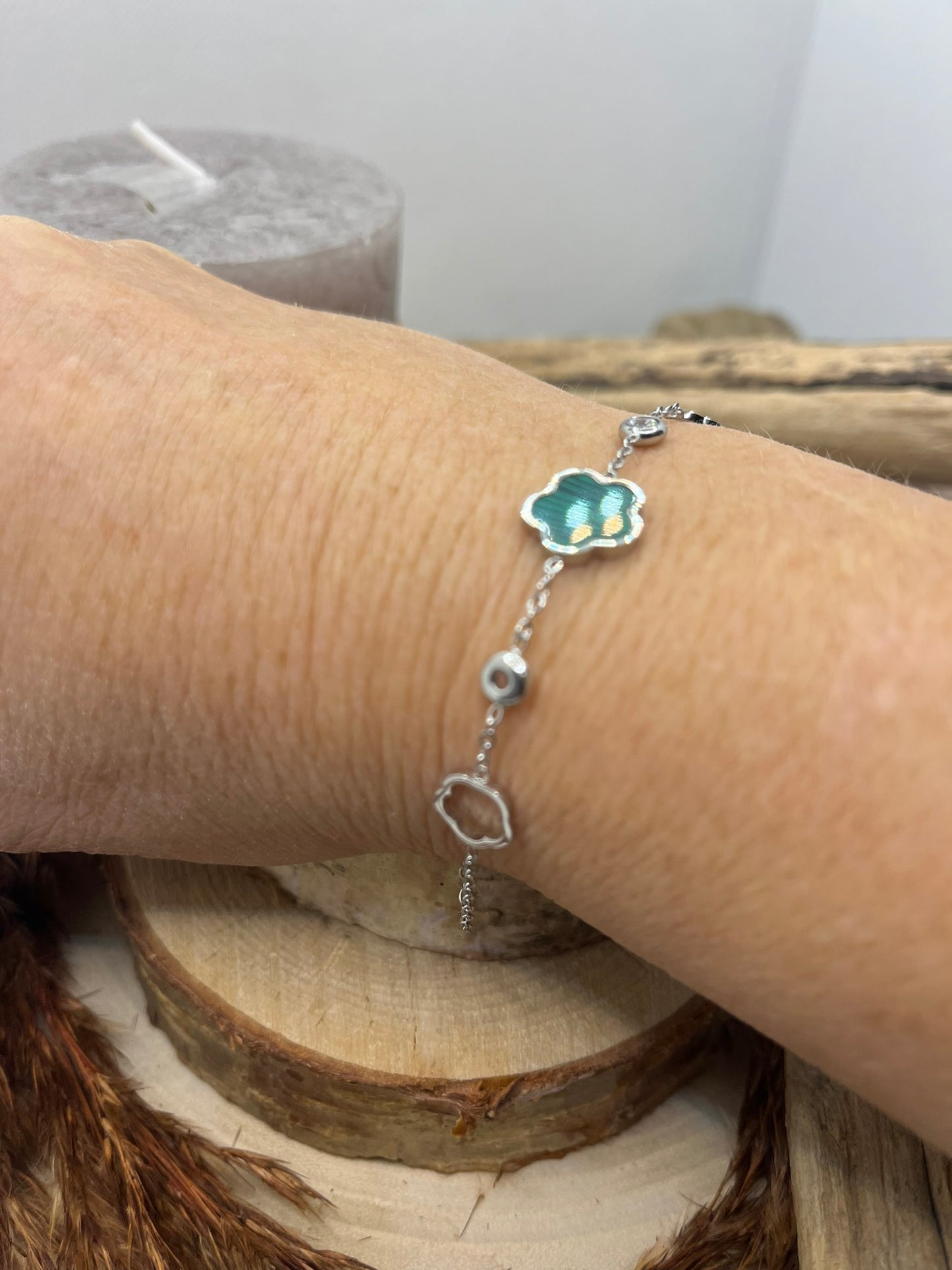 Bracelet chaine fine avec ses fleurs dont une couleur verte et ses strass brillant - Acier inoxydable