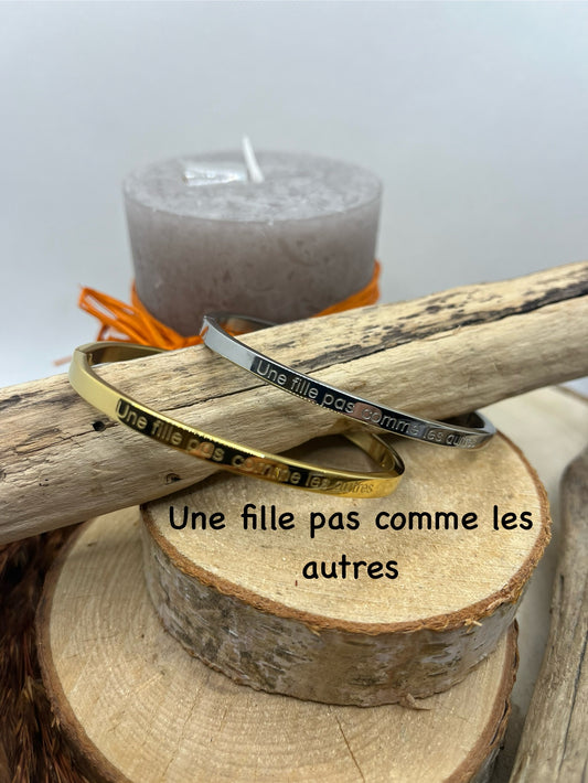 Bracelet Jonc à message ( Une fille pas comme les autres ) - Acier inoxydable Doré ou en Argenté