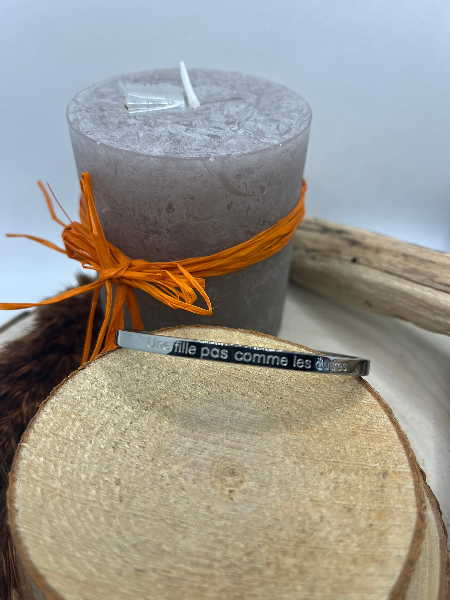 Bracelet Jonc à message ( Une fille pas comme les autres ) - Acier inoxydable Doré ou en Argenté