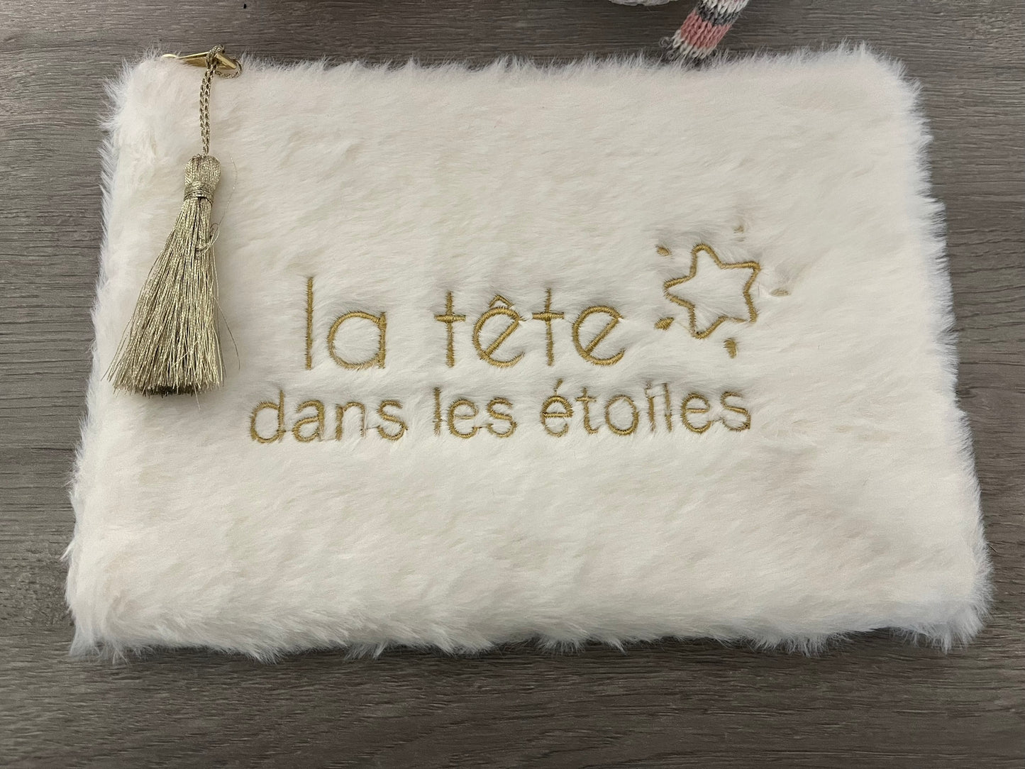 Trousse Pochette à message ( LA TETE DANS LES ETOILES ) fausse fourrure avec pompon doré - fermeture éclair, idée cadeau pour femme et pour fille