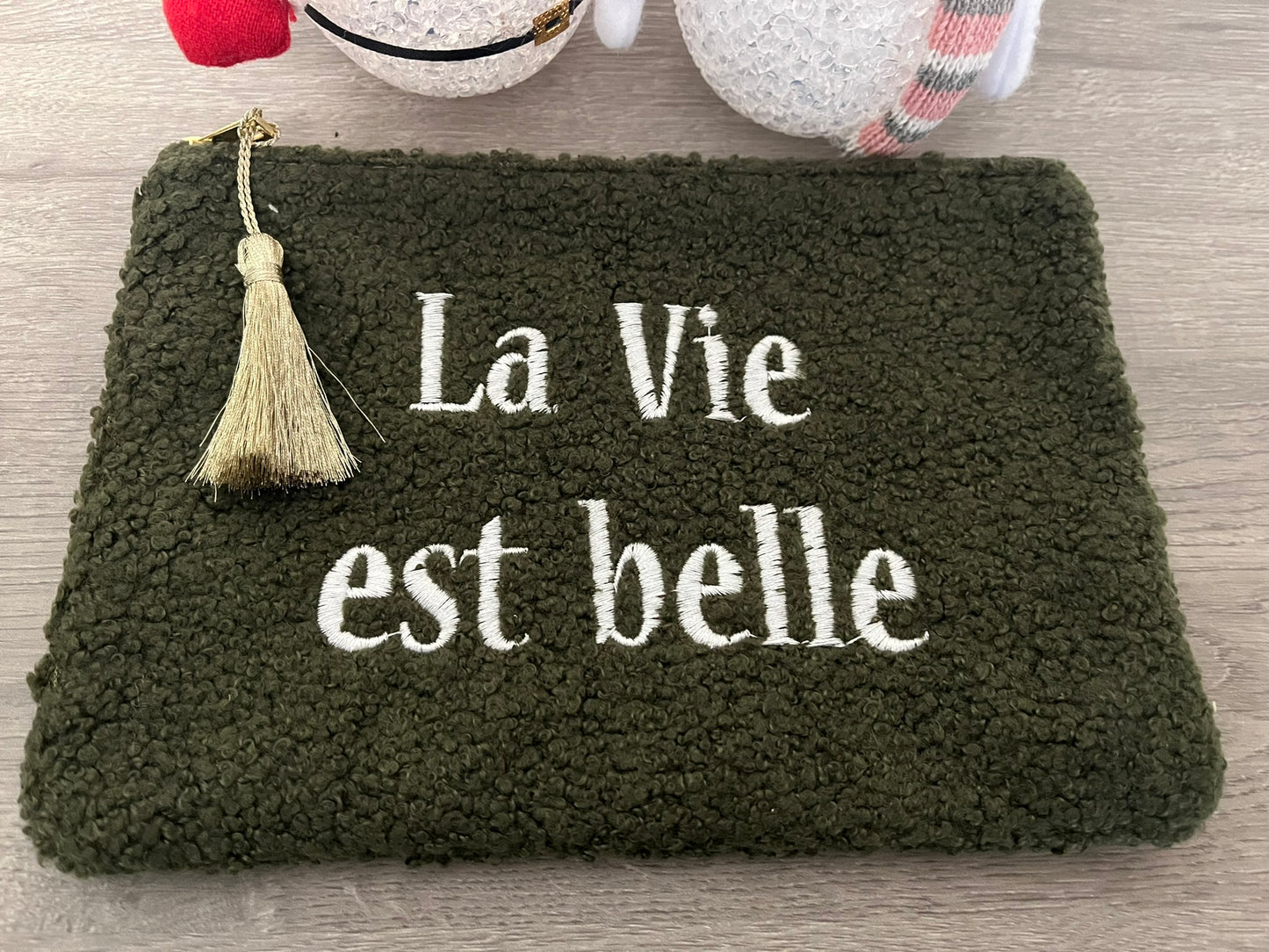 Trousse Pochette à Message ( LA VIE EST BELLE ) douce fausse fourrure avec pompon doré - fermeture éclair, idée cadeau pour femme et pour fille