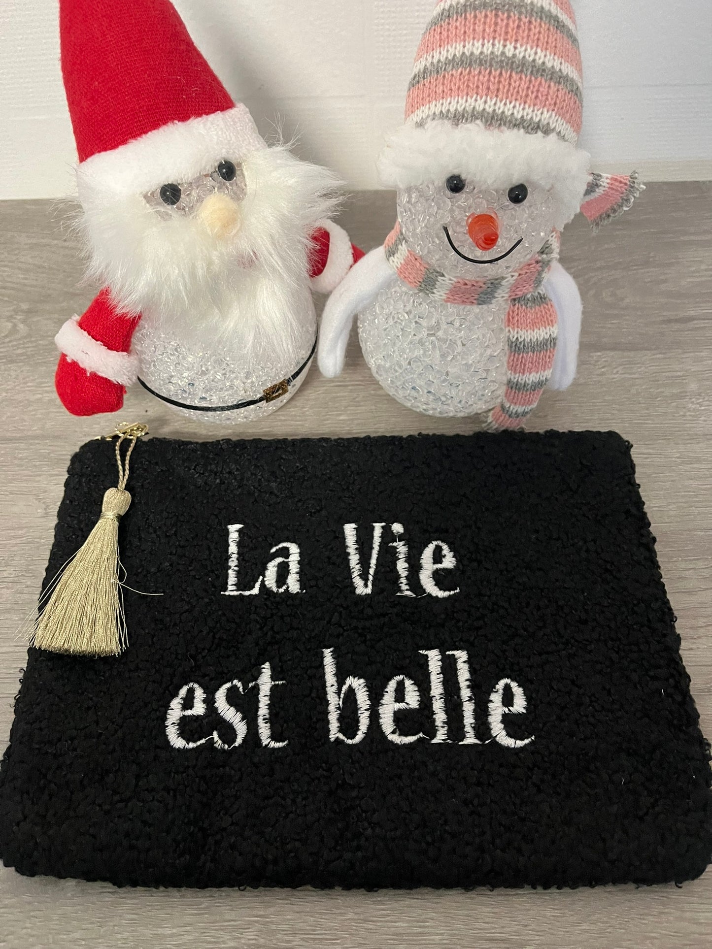 Trousse Pochette à Message ( LA VIE EST BELLE ) douce fausse fourrure avec pompon doré - fermeture éclair, idée cadeau pour femme et pour fille