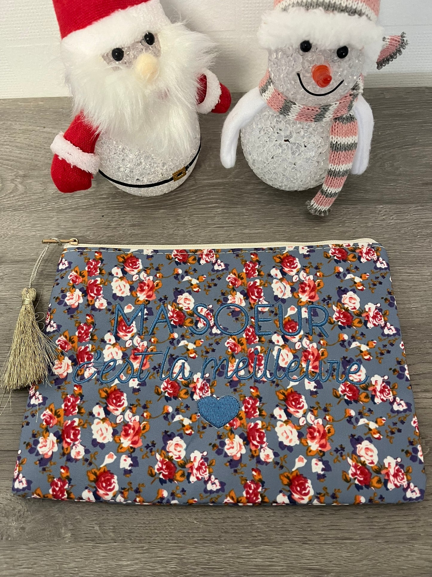Trousse Pochette à Message ( MA SOEUR C'EST LA MEILLEURE ) fleurie et une en fausse fourrure avec pompon doré - fermeture éclaire - idée cadeau pour femme et pour fille