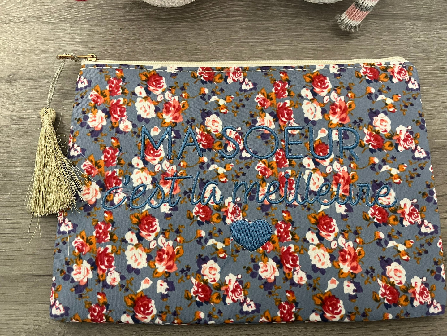 Trousse Pochette à Message ( MA SOEUR C'EST LA MEILLEURE ) fleurie et une en fausse fourrure avec pompon doré - fermeture éclaire - idée cadeau pour femme et pour fille