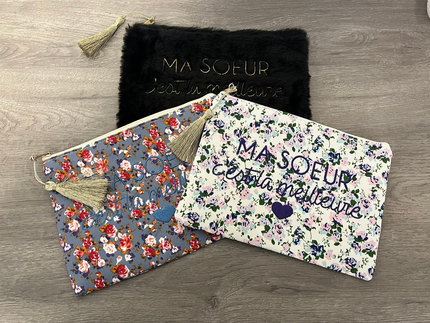 Trousse Pochette à Message ( MA SOEUR C'EST LA MEILLEURE ) fleurie et une en fausse fourrure avec pompon doré - fermeture éclaire - idée cadeau pour femme et pour fille