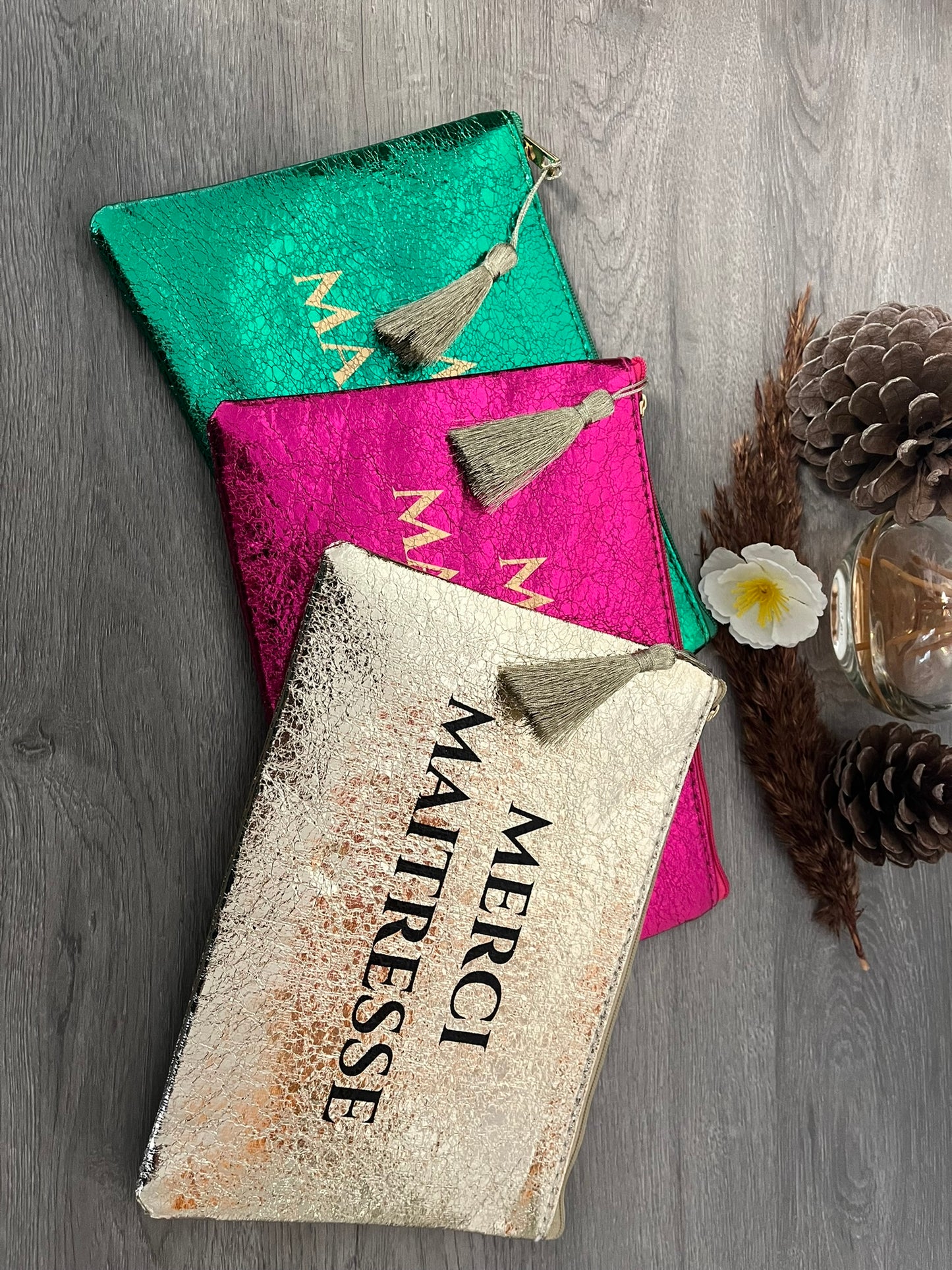 Trousse Pochette à Message ( MERCI MAITRESSE ) avec pompon doré - Fermeture éclair - idée cadeau pour femme et pour fille
