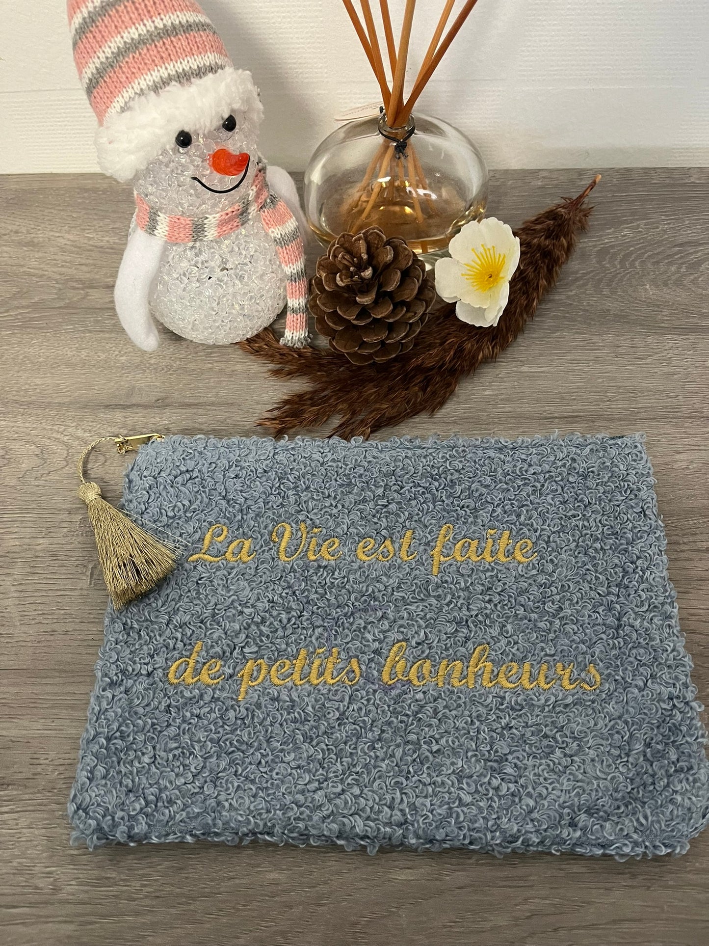 Trousse Pochette à Message ( LA VIE EST FAITE DE PETITS BONHEURS ) douce avec Pompon doré - fermeture éclair - idée cadeau pour femme et pour fille