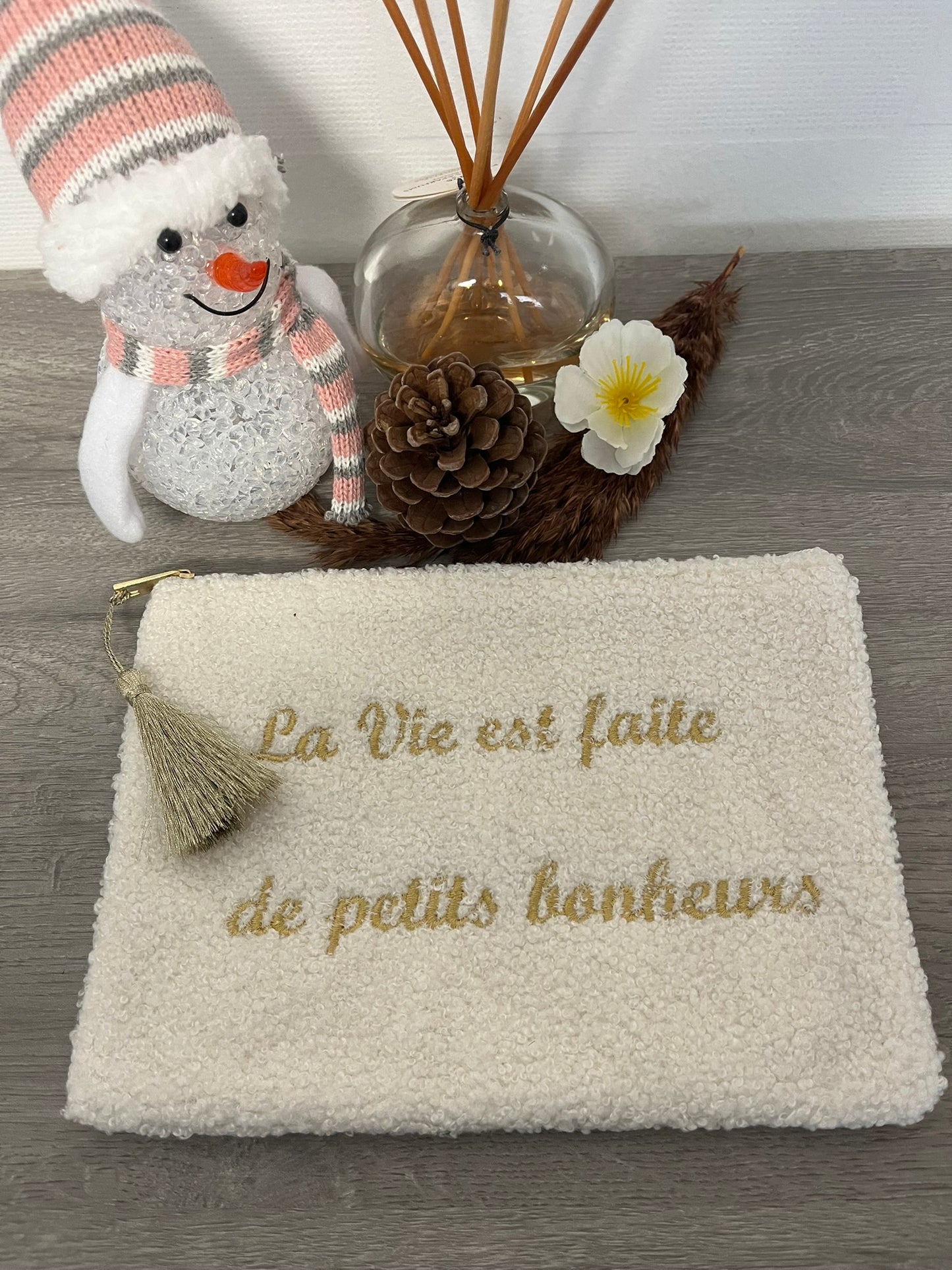 Trousse Pochette à Message ( LA VIE EST FAITE DE PETITS BONHEURS ) douce avec Pompon doré - fermeture éclair - idée cadeau pour femme et pour fille
