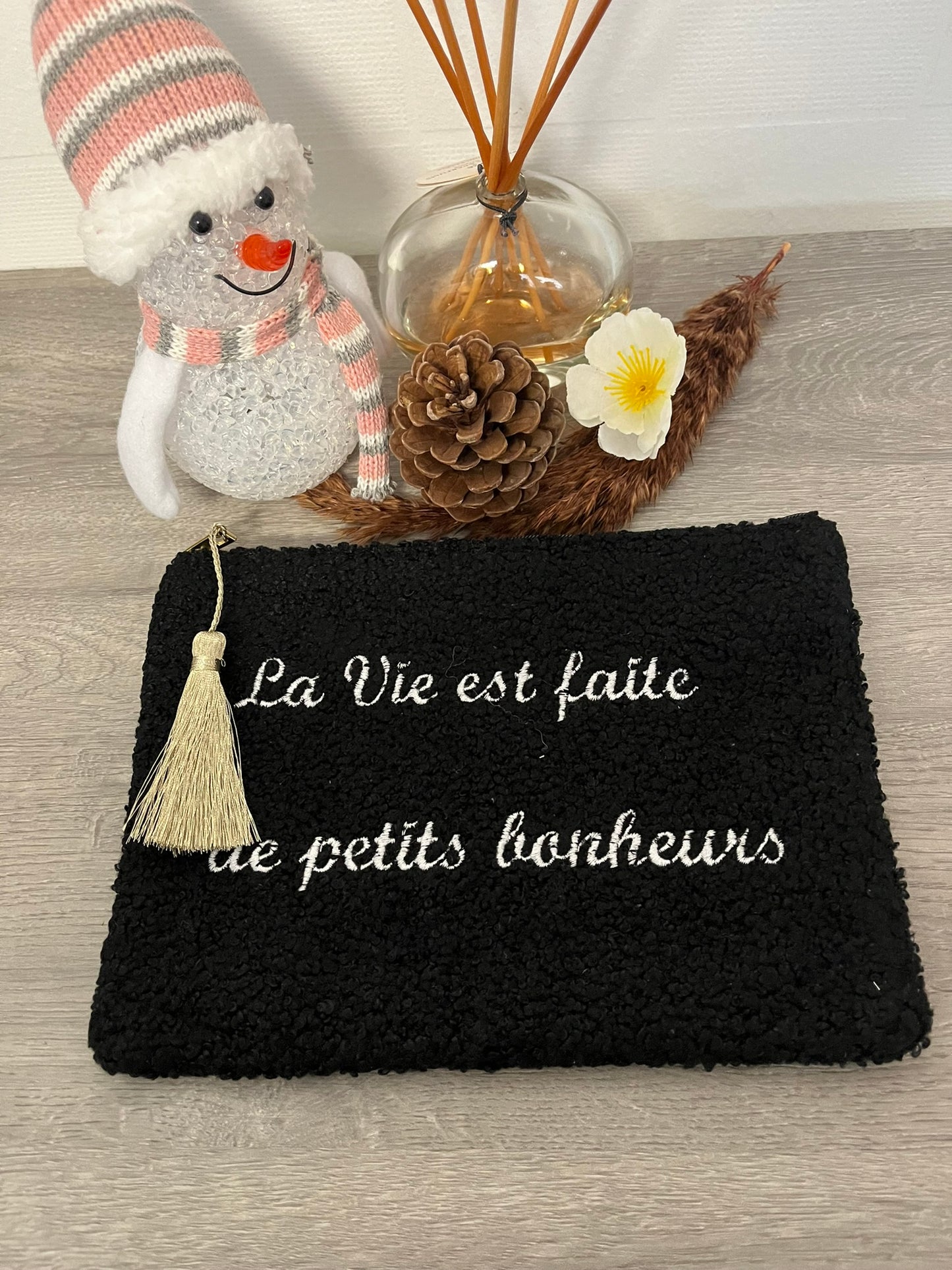 Trousse Pochette à Message ( LA VIE EST FAITE DE PETITS BONHEURS ) douce avec Pompon doré - fermeture éclair - idée cadeau pour femme et pour fille