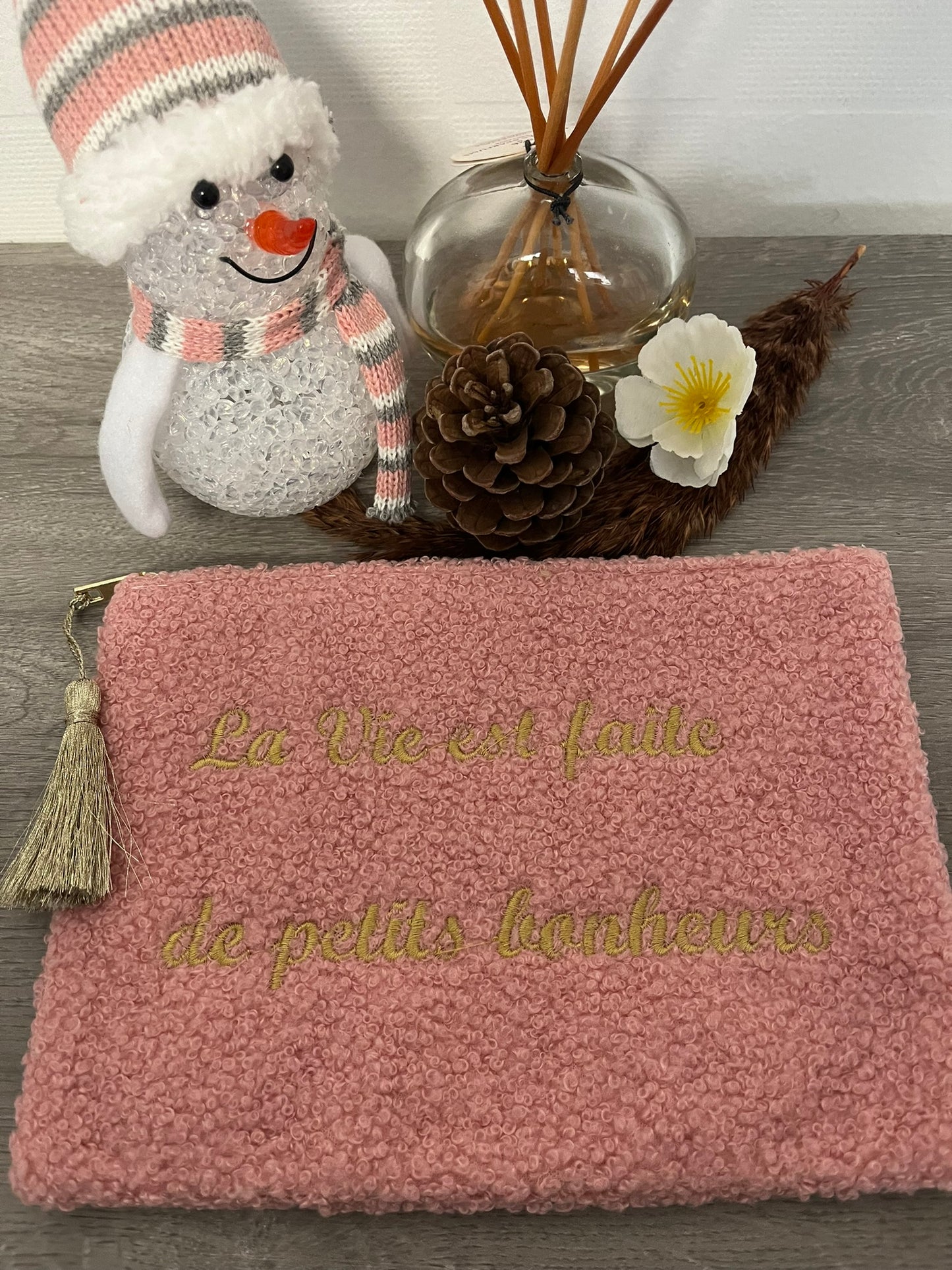 Trousse Pochette à Message ( LA VIE EST FAITE DE PETITS BONHEURS ) douce avec Pompon doré - fermeture éclair - idée cadeau pour femme et pour fille