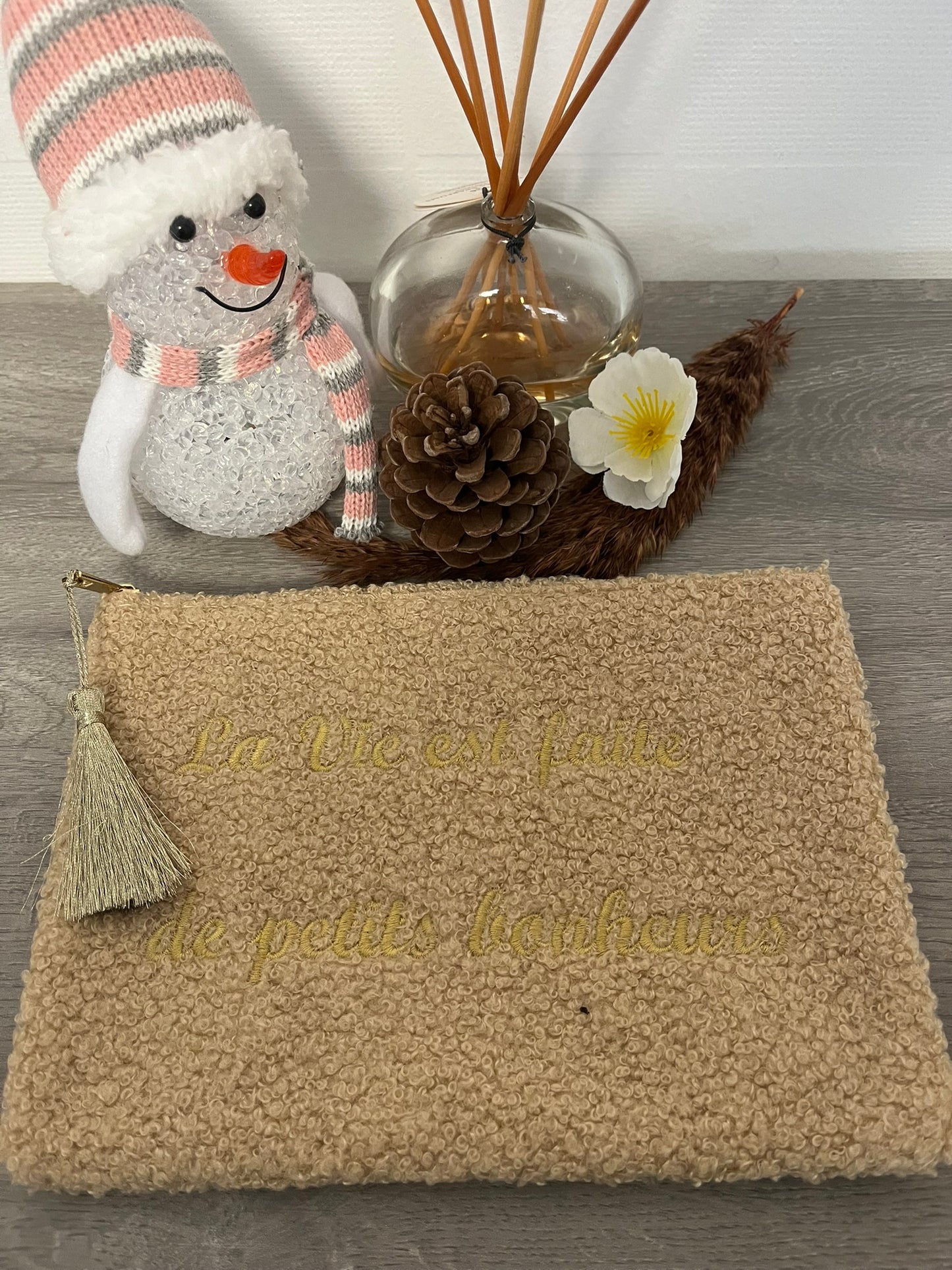 Trousse Pochette à Message ( LA VIE EST FAITE DE PETITS BONHEURS ) douce avec Pompon doré - fermeture éclair - idée cadeau pour femme et pour fille