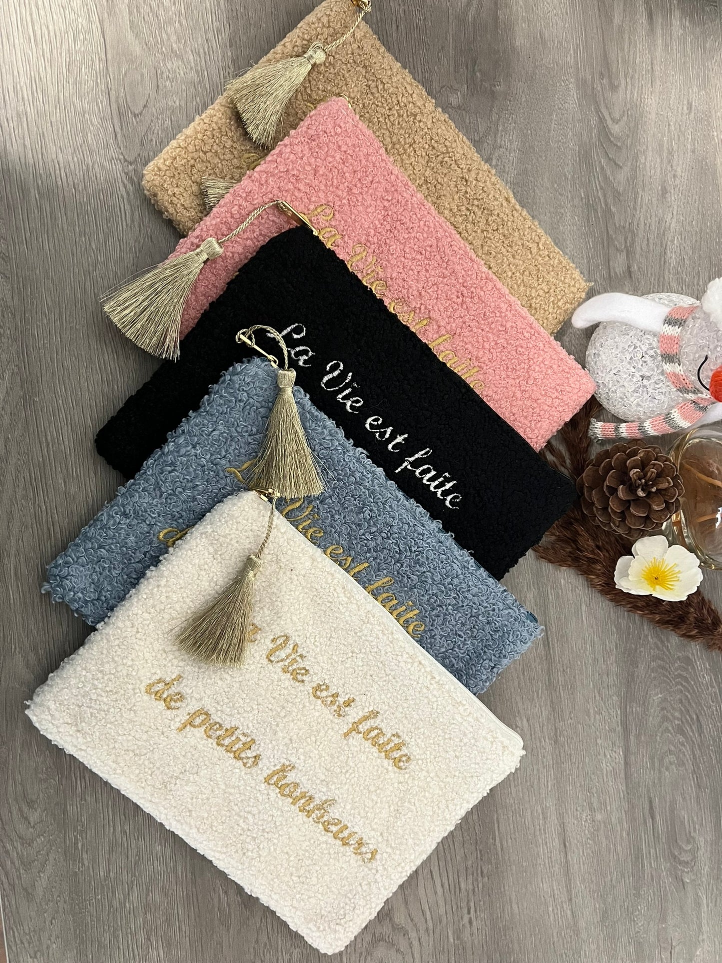 Trousse Pochette à Message ( LA VIE EST FAITE DE PETITS BONHEURS ) douce avec Pompon doré - fermeture éclair - idée cadeau pour femme et pour fille