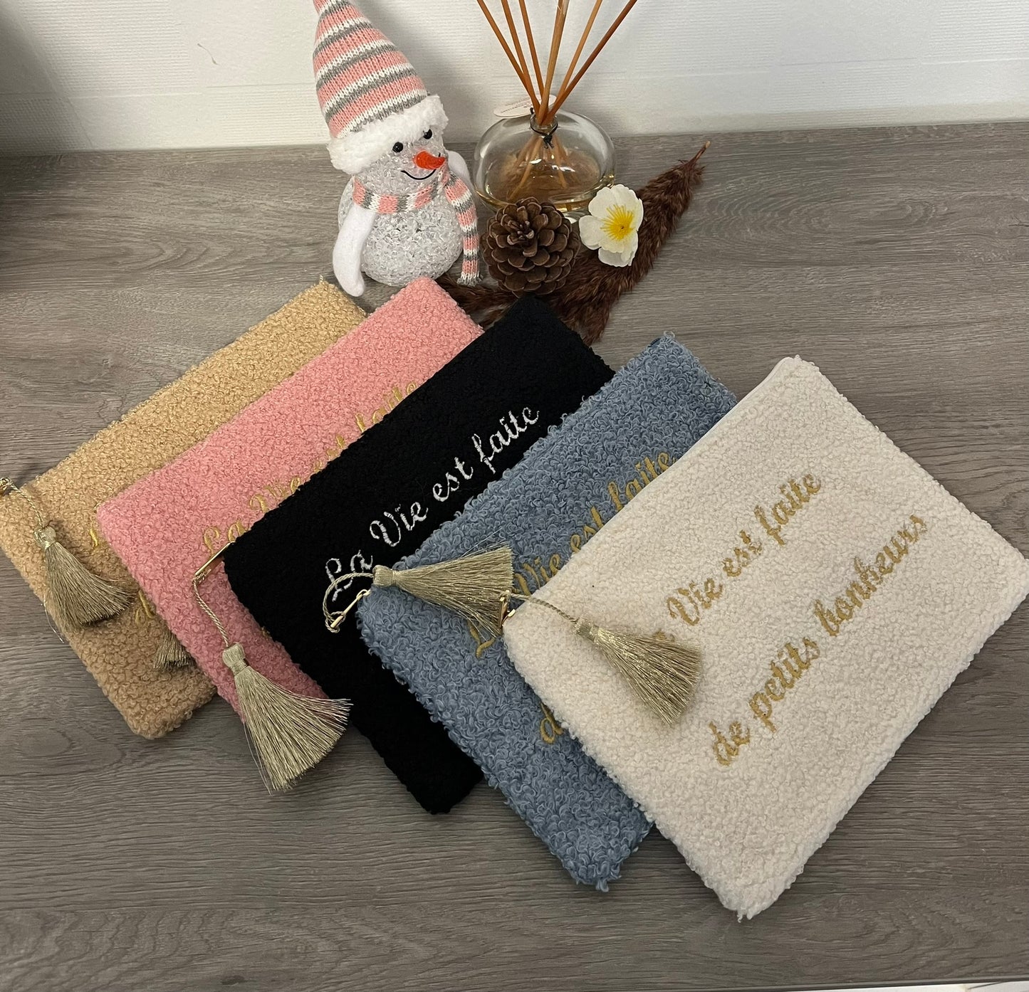 Trousse Pochette à Message ( LA VIE EST FAITE DE PETITS BONHEURS ) douce avec Pompon doré - fermeture éclair - idée cadeau pour femme et pour fille