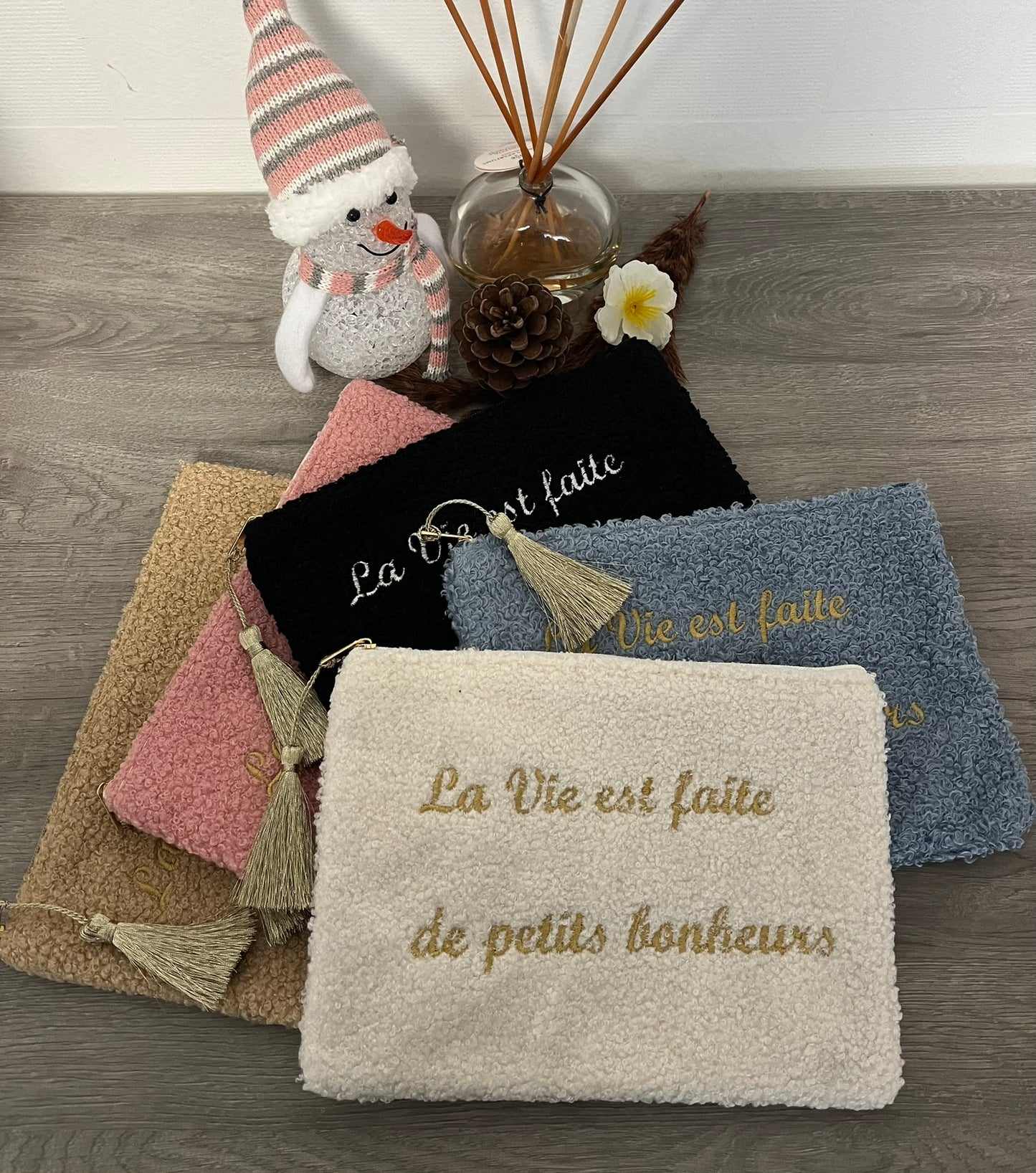 Trousse Pochette à Message ( LA VIE EST FAITE DE PETITS BONHEURS ) douce avec Pompon doré - fermeture éclair - idée cadeau pour femme et pour fille