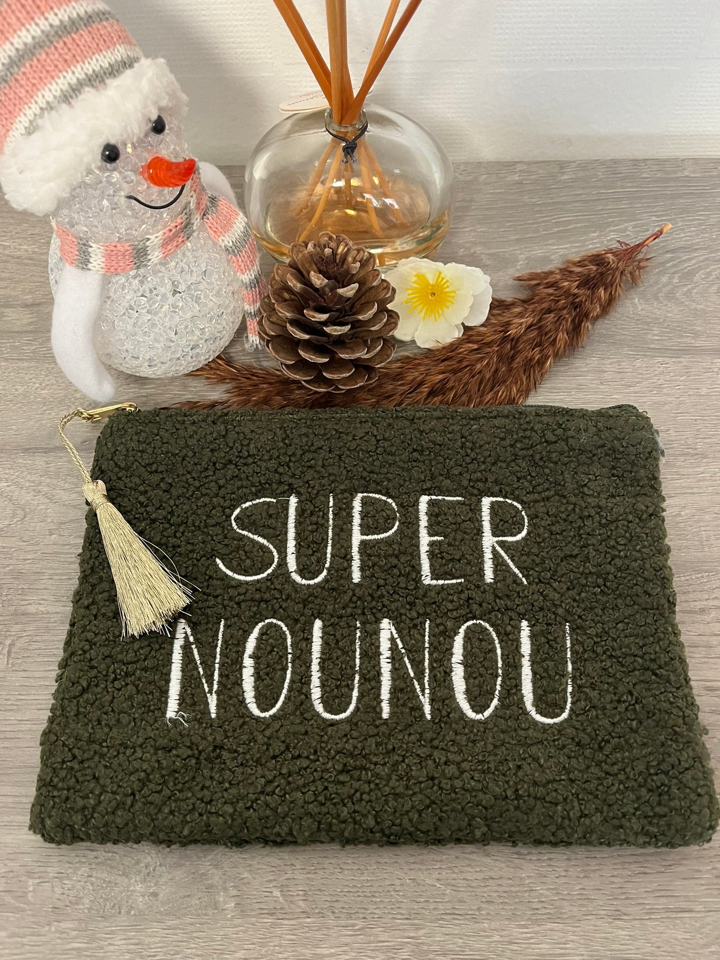 Trousse Pochette à message ( SUPER NOUNOU ) douce fausse fourrure avec pompon doré - Fermeture éclair - idée cadeau pour femme et pour fille