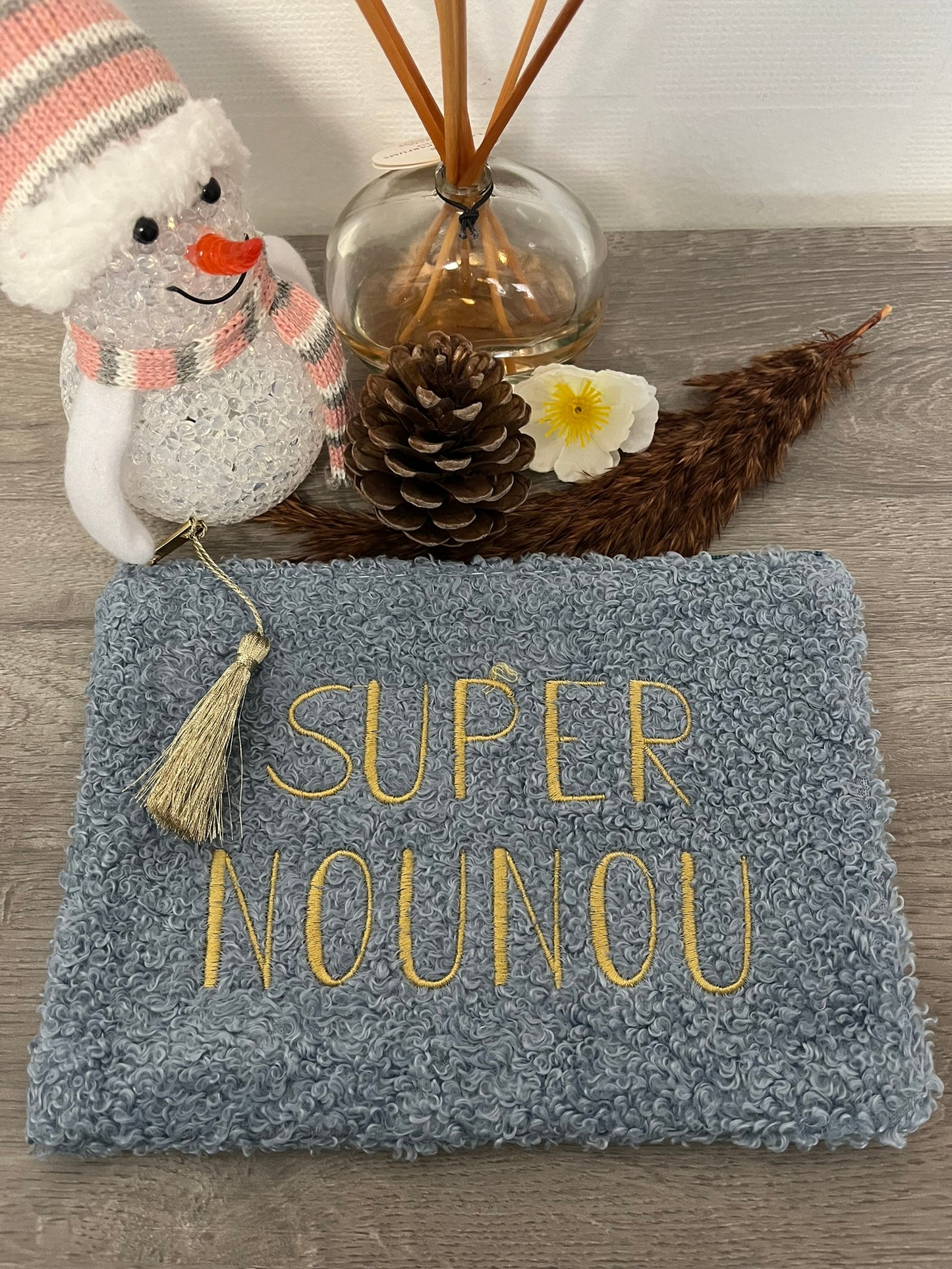 Trousse Pochette à message ( SUPER NOUNOU ) douce fausse fourrure avec pompon doré - Fermeture éclair - idée cadeau pour femme et pour fille