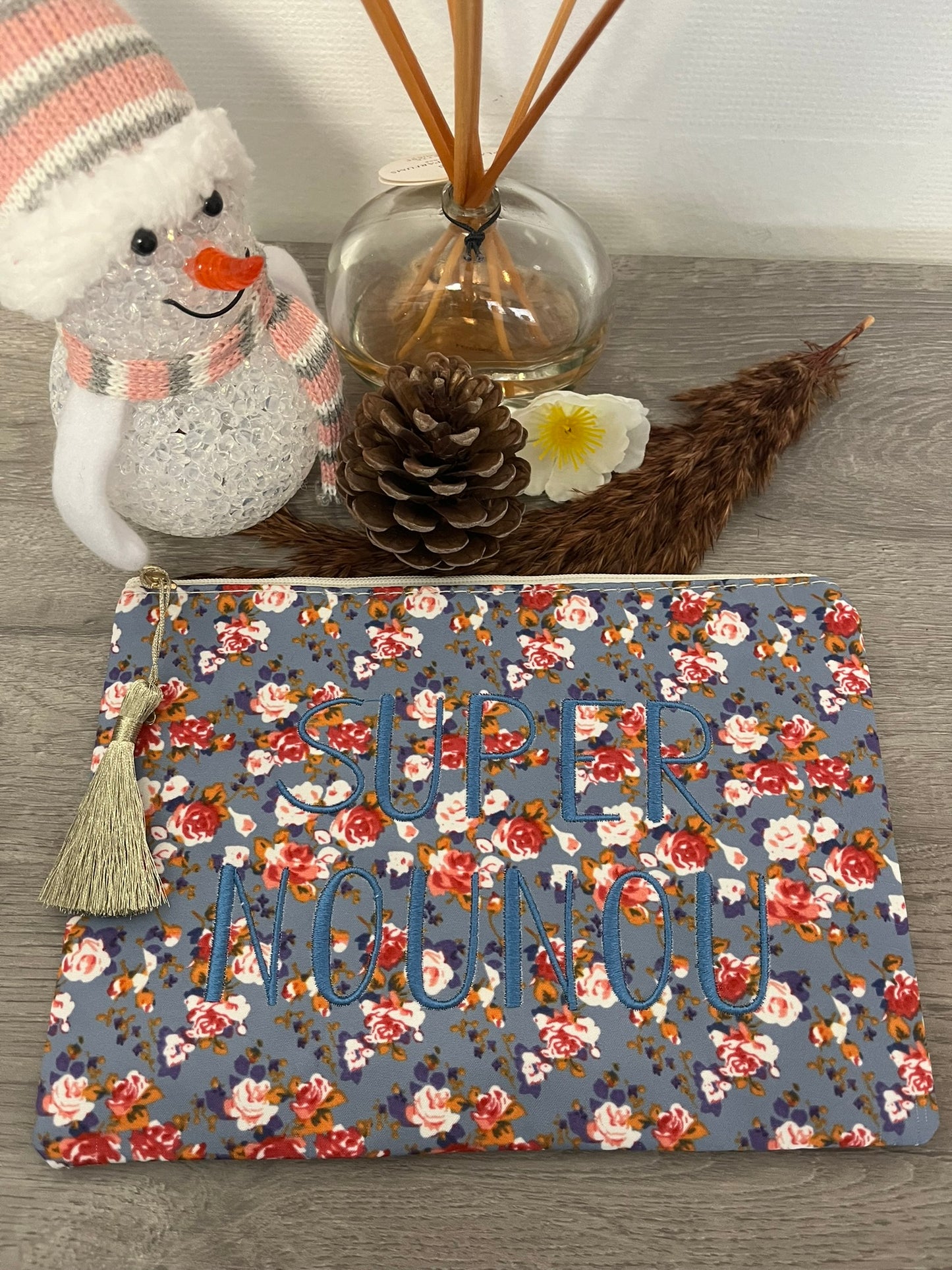 Trousse Pochette à message ( SUPER NOUNOU ) douce fausse fourrure avec pompon doré - Fermeture éclair - idée cadeau pour femme et pour fille