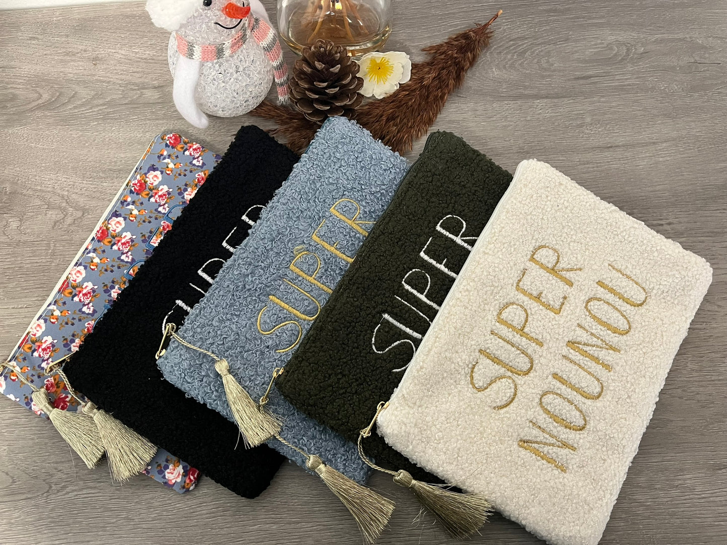 Trousse Pochette à message ( SUPER NOUNOU ) douce fausse fourrure avec pompon doré - Fermeture éclair - idée cadeau pour femme et pour fille