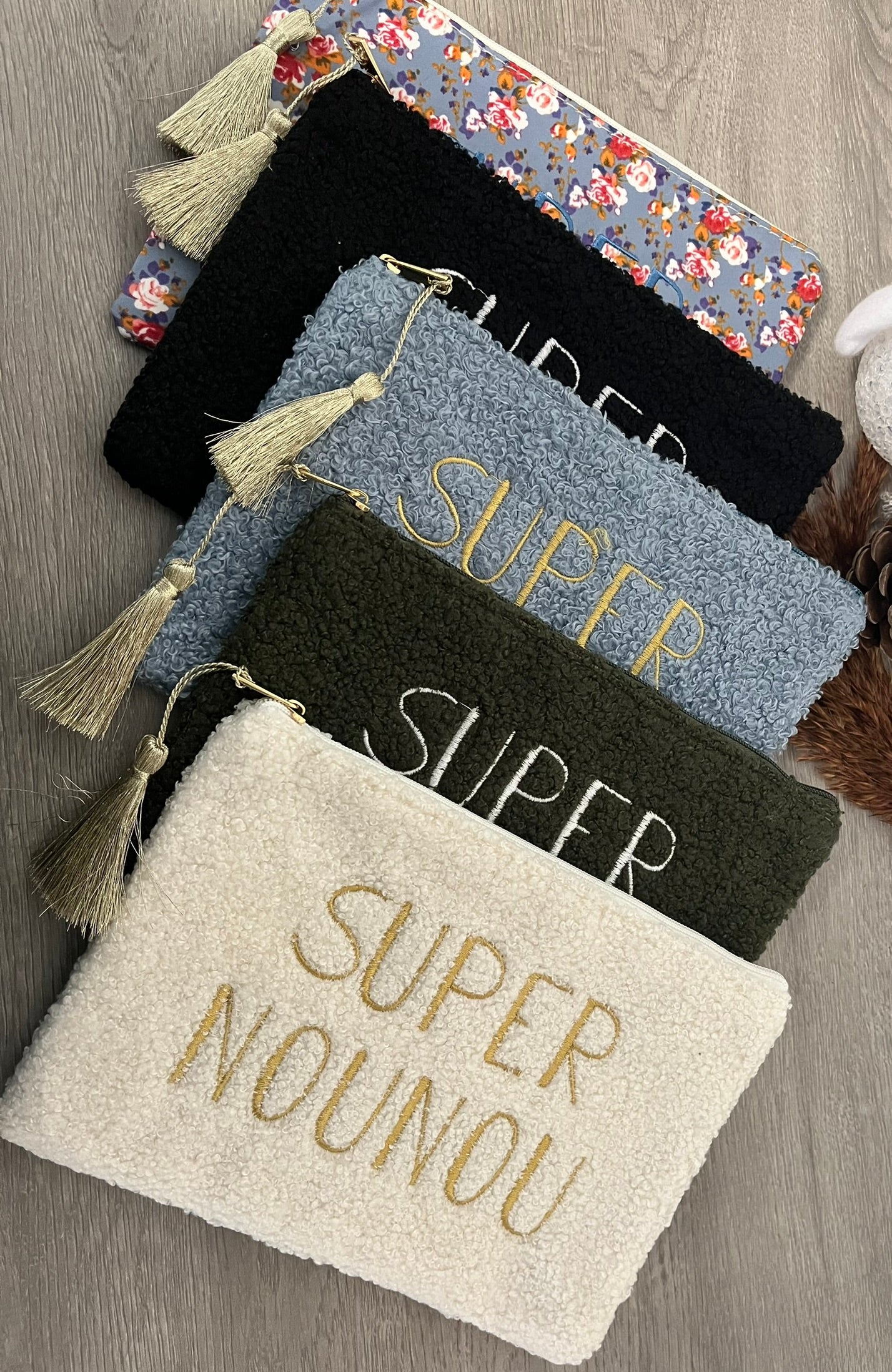 Trousse Pochette à message ( SUPER NOUNOU ) douce fausse fourrure avec pompon doré - Fermeture éclair - idée cadeau pour femme et pour fille