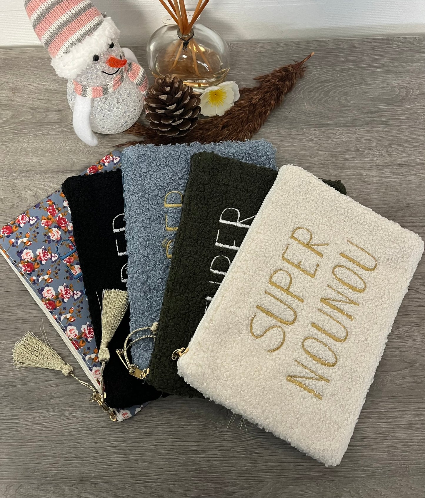 Trousse Pochette à message ( SUPER NOUNOU ) douce fausse fourrure avec pompon doré - Fermeture éclair - idée cadeau pour femme et pour fille