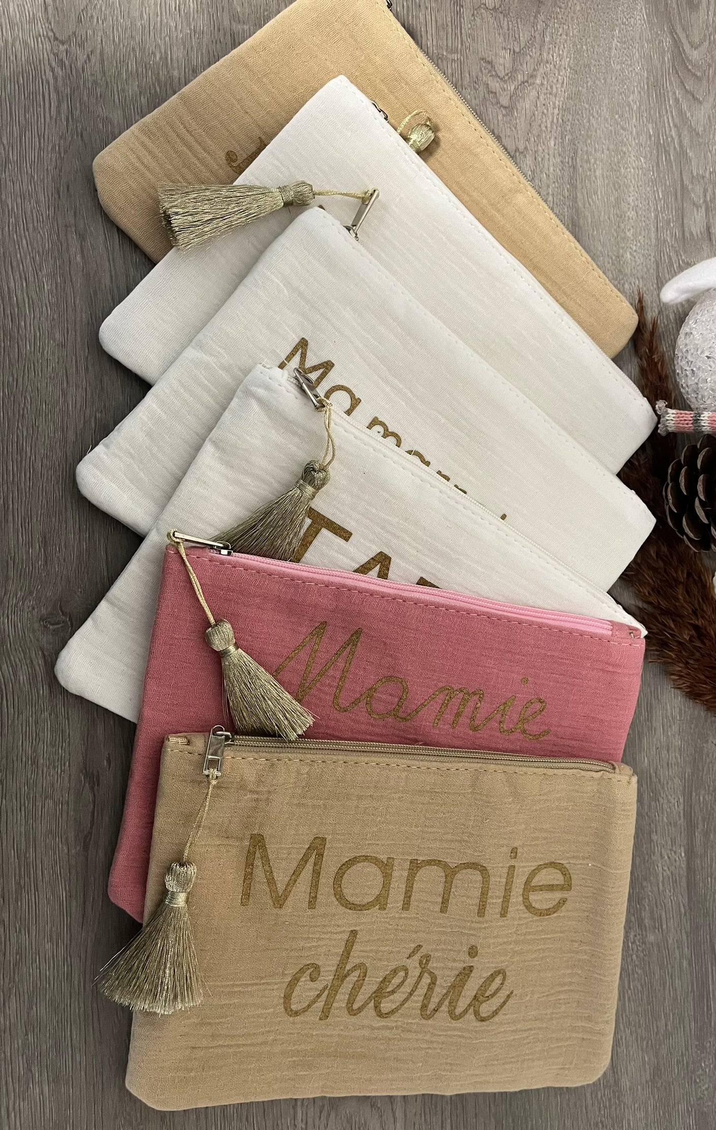 Trousse Pochette à Message (Mamie Chérie - Mamie D'amour - Tata Chérie - Ma marraine Chérie - Maman je t'aime )  avec pompon doré - idée cadeau pour femme et pour fille