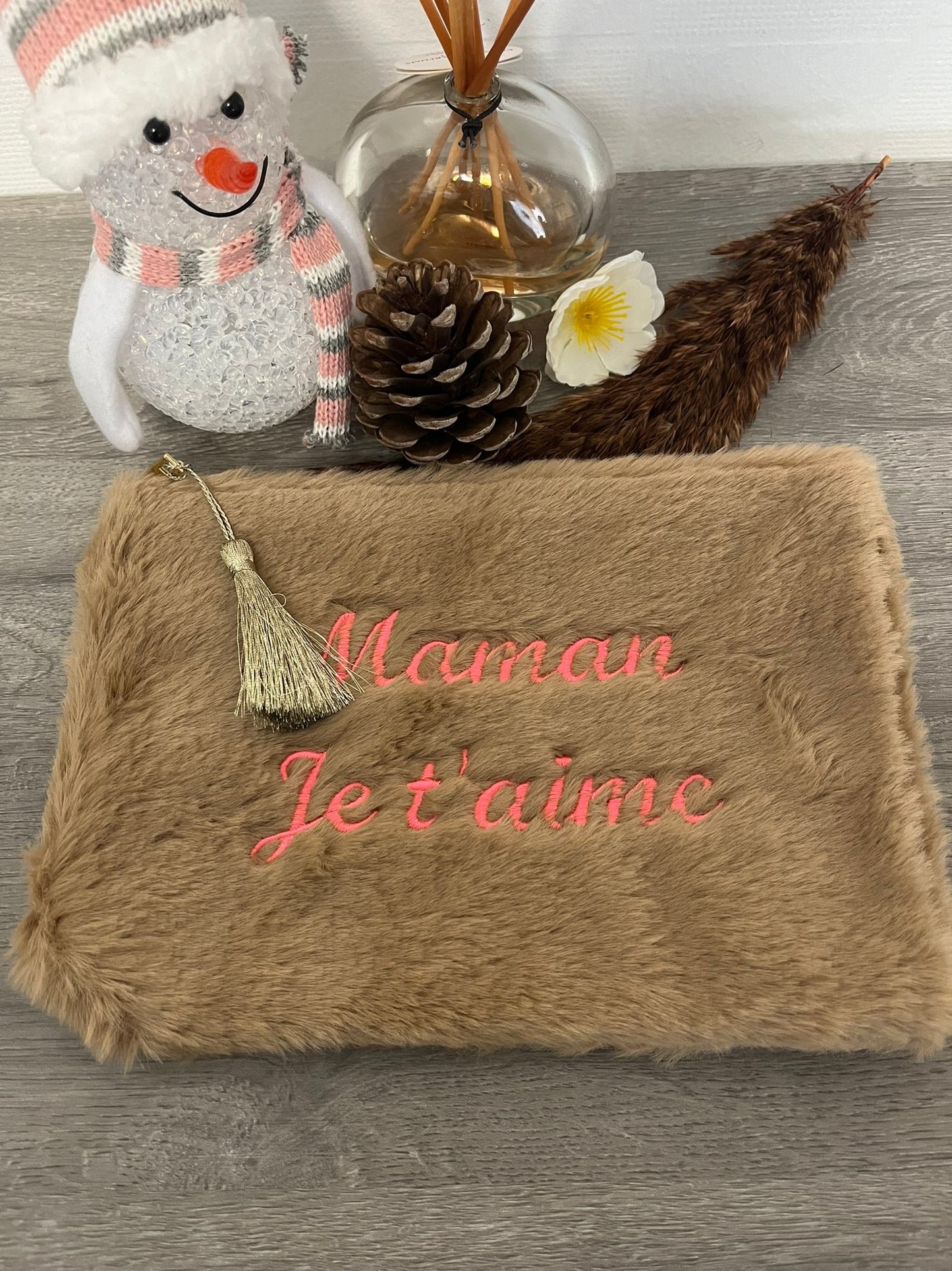 Trousse Pochette à message douce fausse fourrure ( MAMAN JE T'AIME ) Avec pompon doré - fermeture éclaire - idée cadeau pour femme ou pour fille