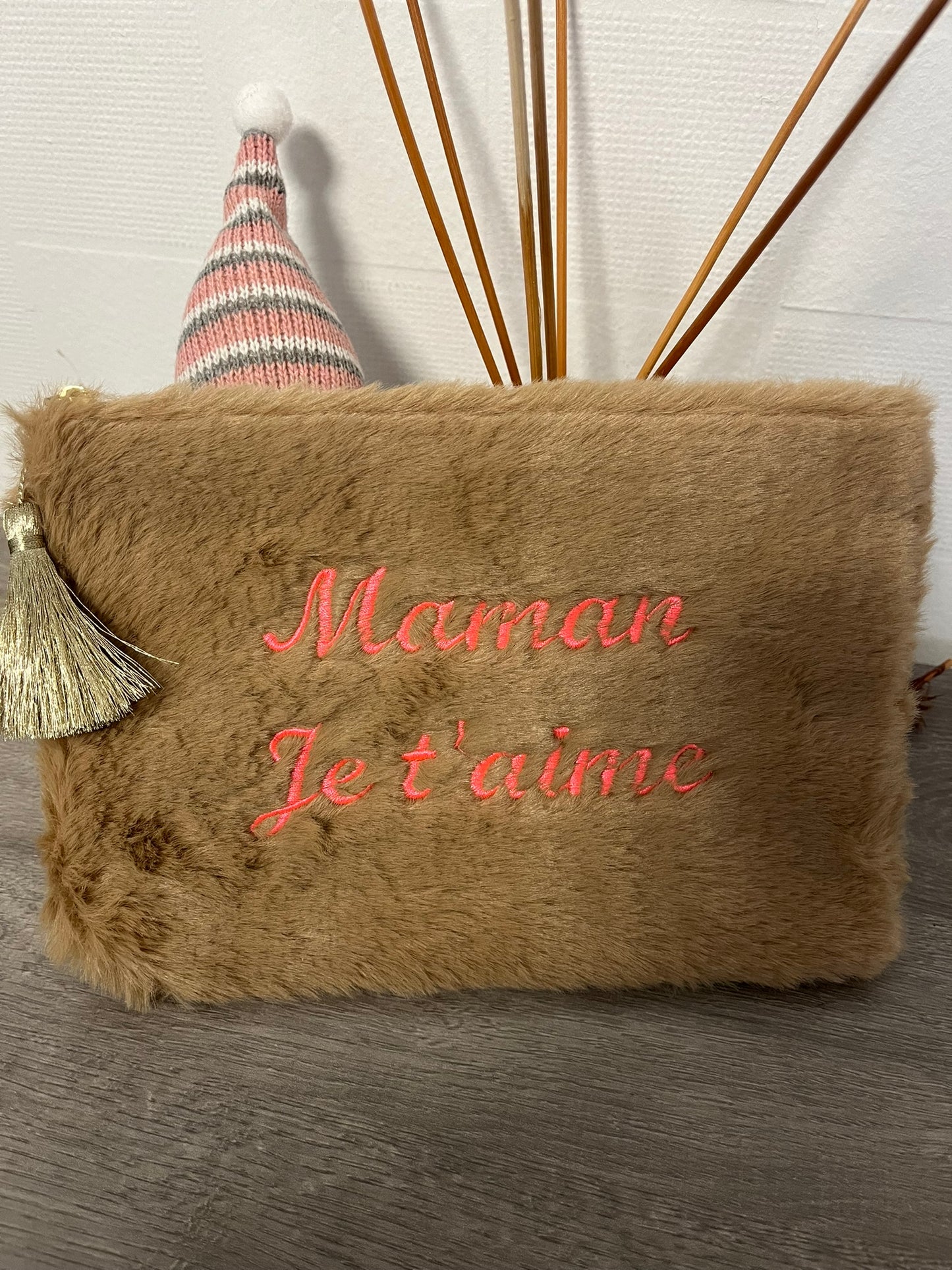 Trousse Pochette à message douce fausse fourrure ( MAMAN JE T'AIME ) Avec pompon doré - fermeture éclaire - idée cadeau pour femme ou pour fille