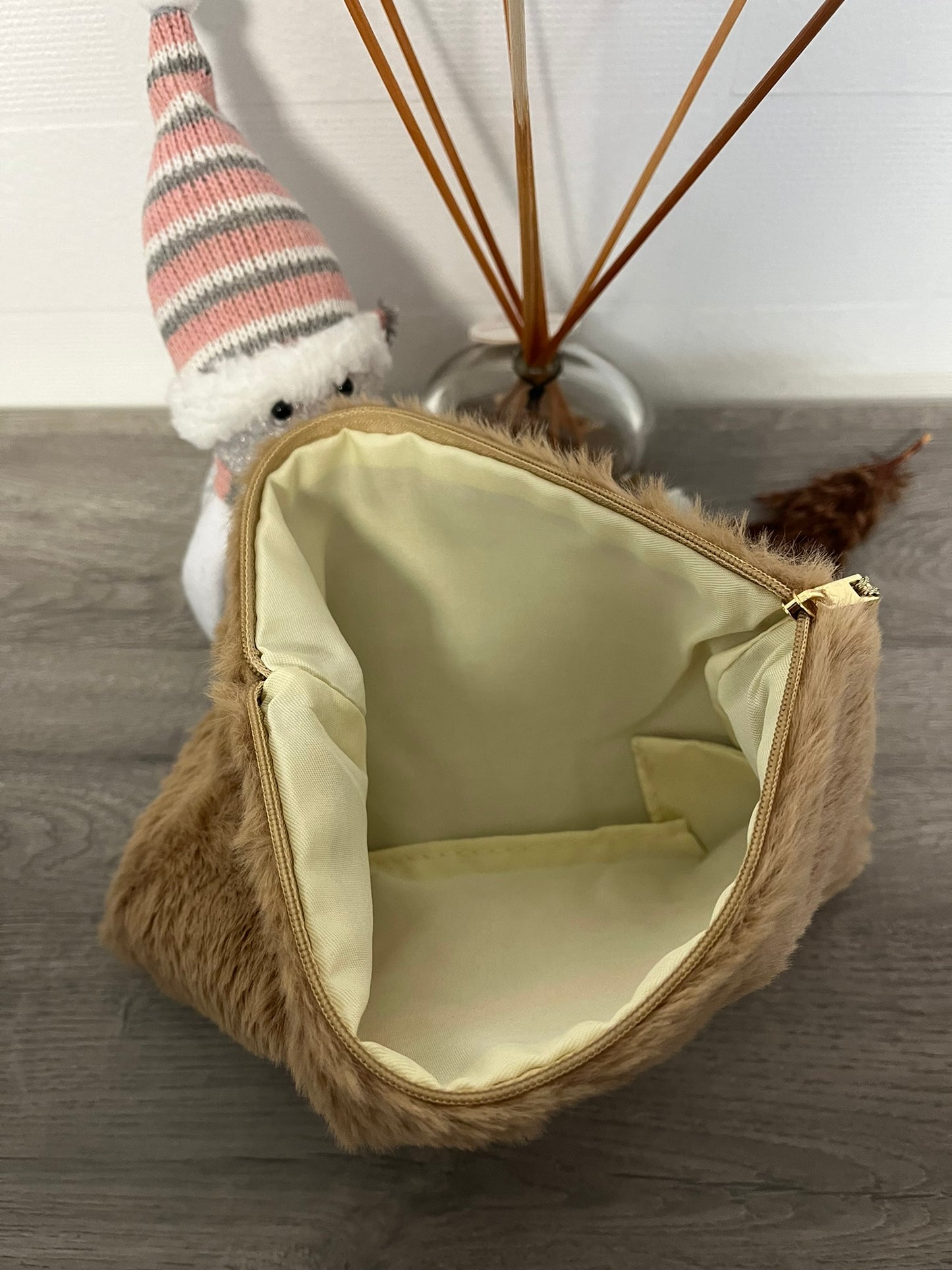 Trousse Pochette à message douce fausse fourrure ( MAMAN JE T'AIME ) Avec pompon doré - fermeture éclaire - idée cadeau pour femme ou pour fille