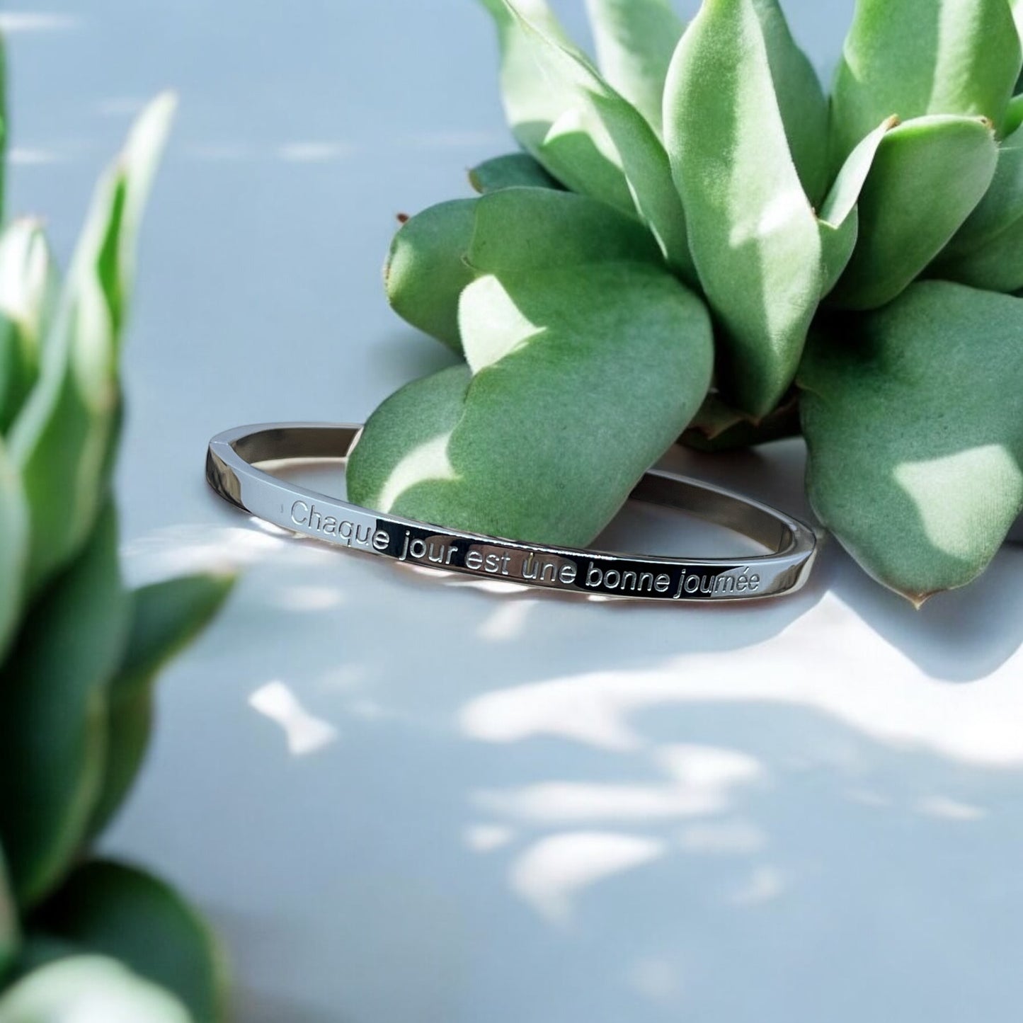Bracelet Jonc à message ( Chaque jour est une bonne journée ) Acier inoxydable doré ou en argenté