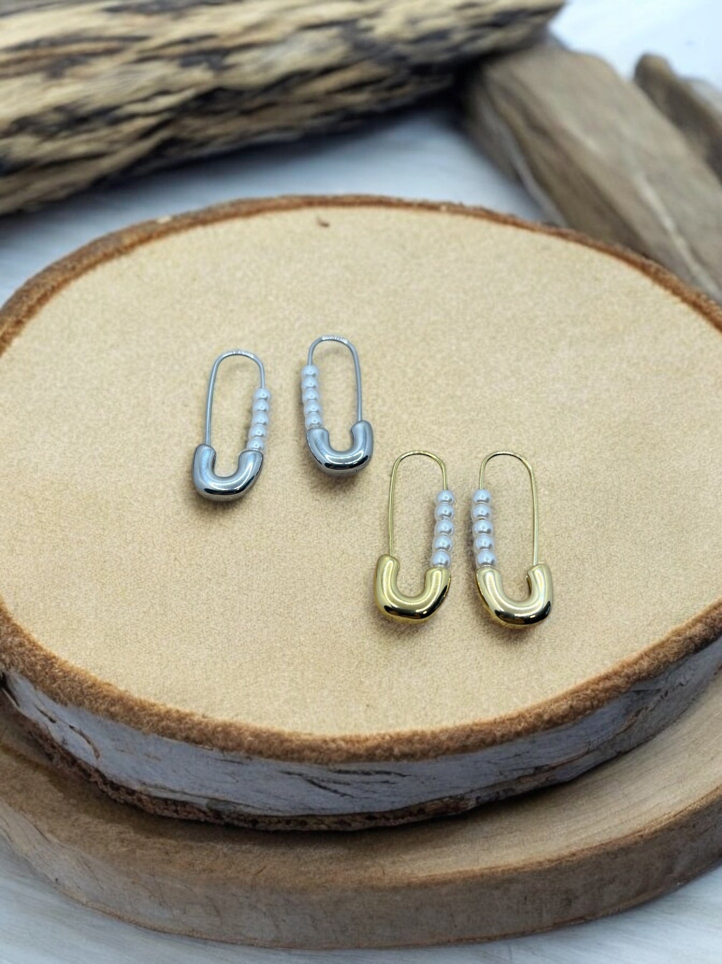 Boucles d'oreilles Original Mode style épingle à nourrice et ces petites perles blanches - Acier inoxydable doré ou Argenté